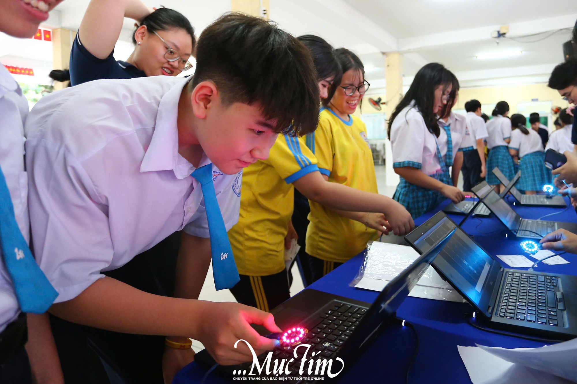 Vượt 8 trạm thử thách, học sinh Trường THPT Lê Trọng Tấn 'unbox' nhiều kiến thức bổ ích- Ảnh 8. Vượt 8 trạm thử thách, học sinh Trường THPT Lê Trọng Tấn 'unbox' nhiều kiến thức bổ ích- Ảnh 8.