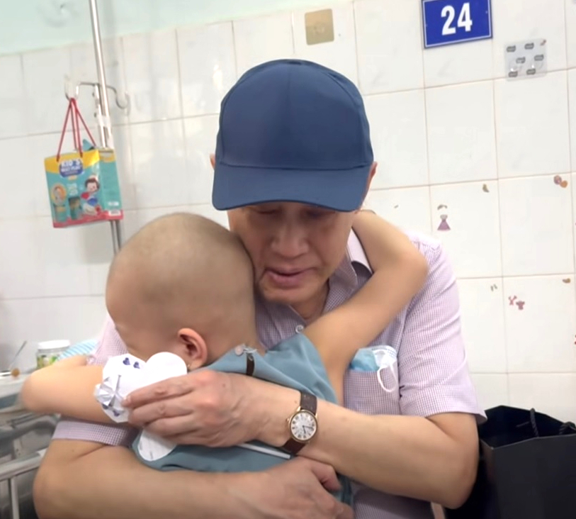 Tỉ phú Johnathan Hạnh Nguyễn đón sinh nhật bên bệnh nhi ung bướu - Ảnh 2. Johnathan Hạnh Nguyễn - Ảnh 2.