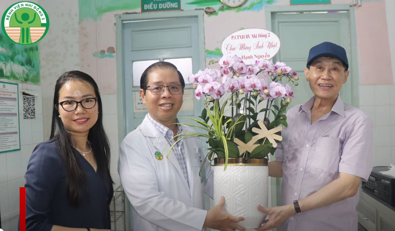 Tỉ phú Johnathan Hạnh Nguyễn đón sinh nhật bên bệnh nhi ung bướu - Ảnh 3. Tỉ phú Johnathan Hạnh Nguyễn đón sinh nhật bên bệnh nhi ung bướu - Ảnh 3.