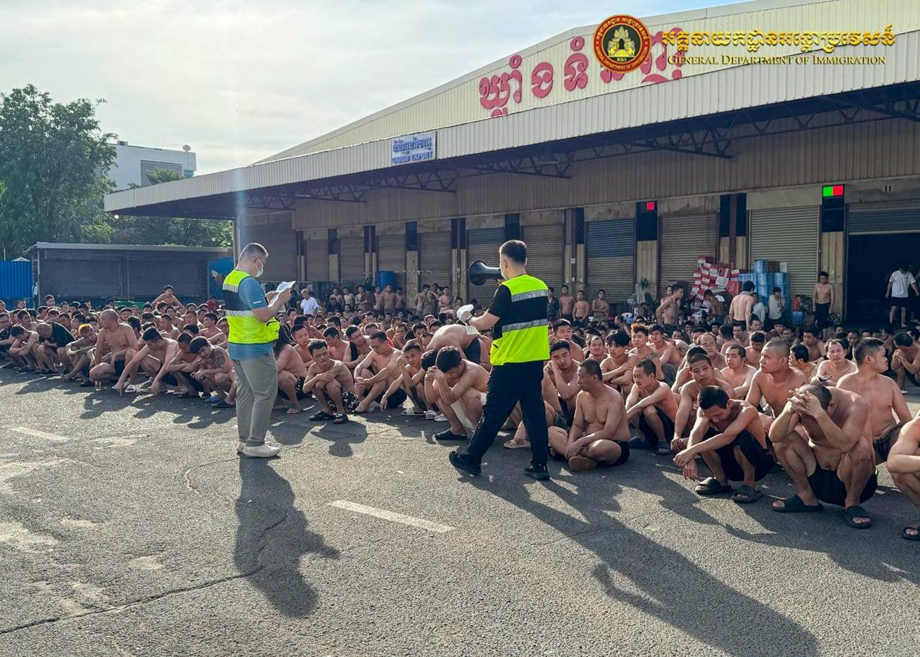 Campuchia trục xuất 457 công dân Trung Quốc và Việt Nam liên quan lừa đảo trực tuyến - Ảnh 1.