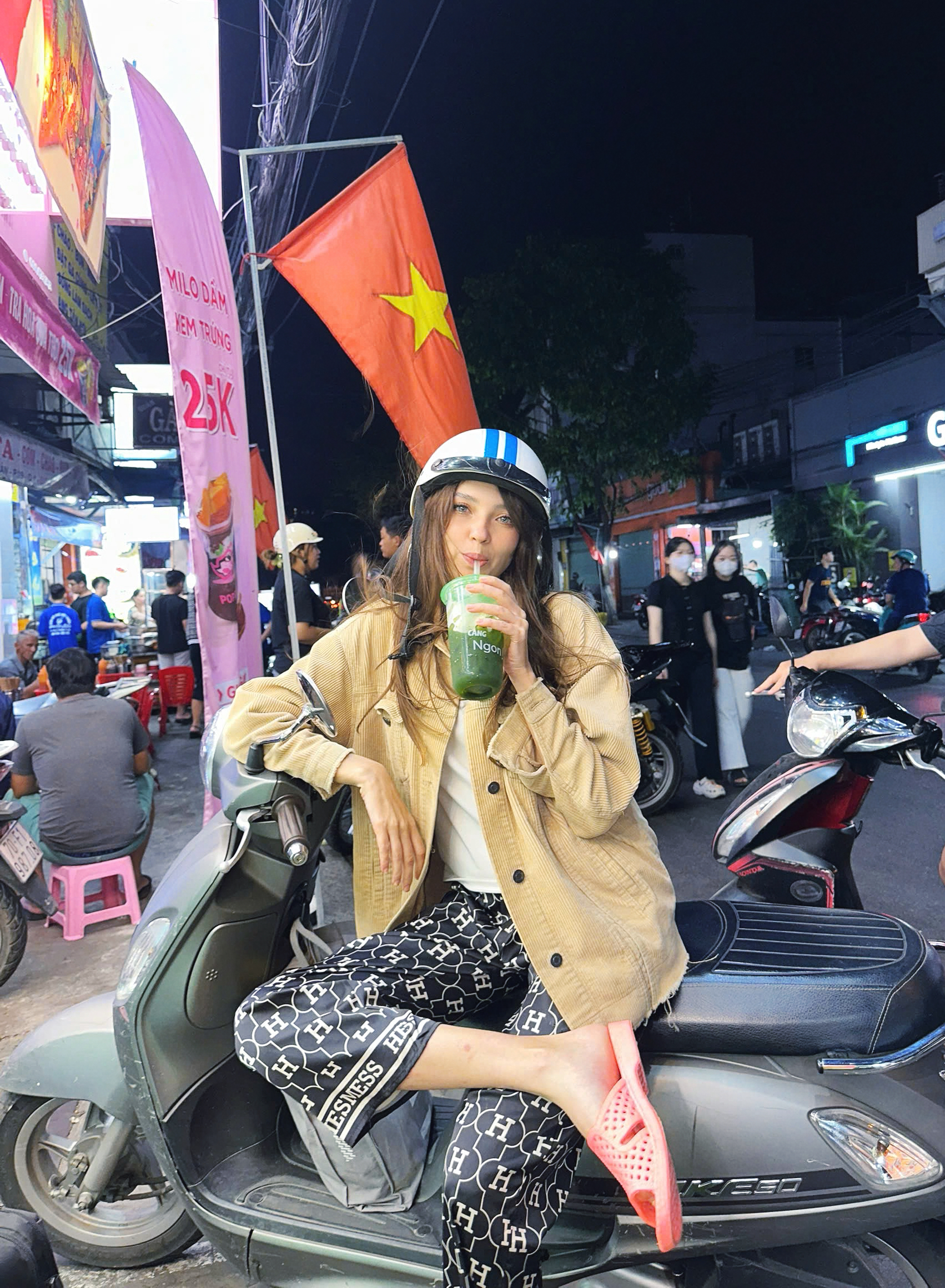 Russian English teacher finds ‘one big family’ in Vietnam through everyday moments- Ảnh 5.