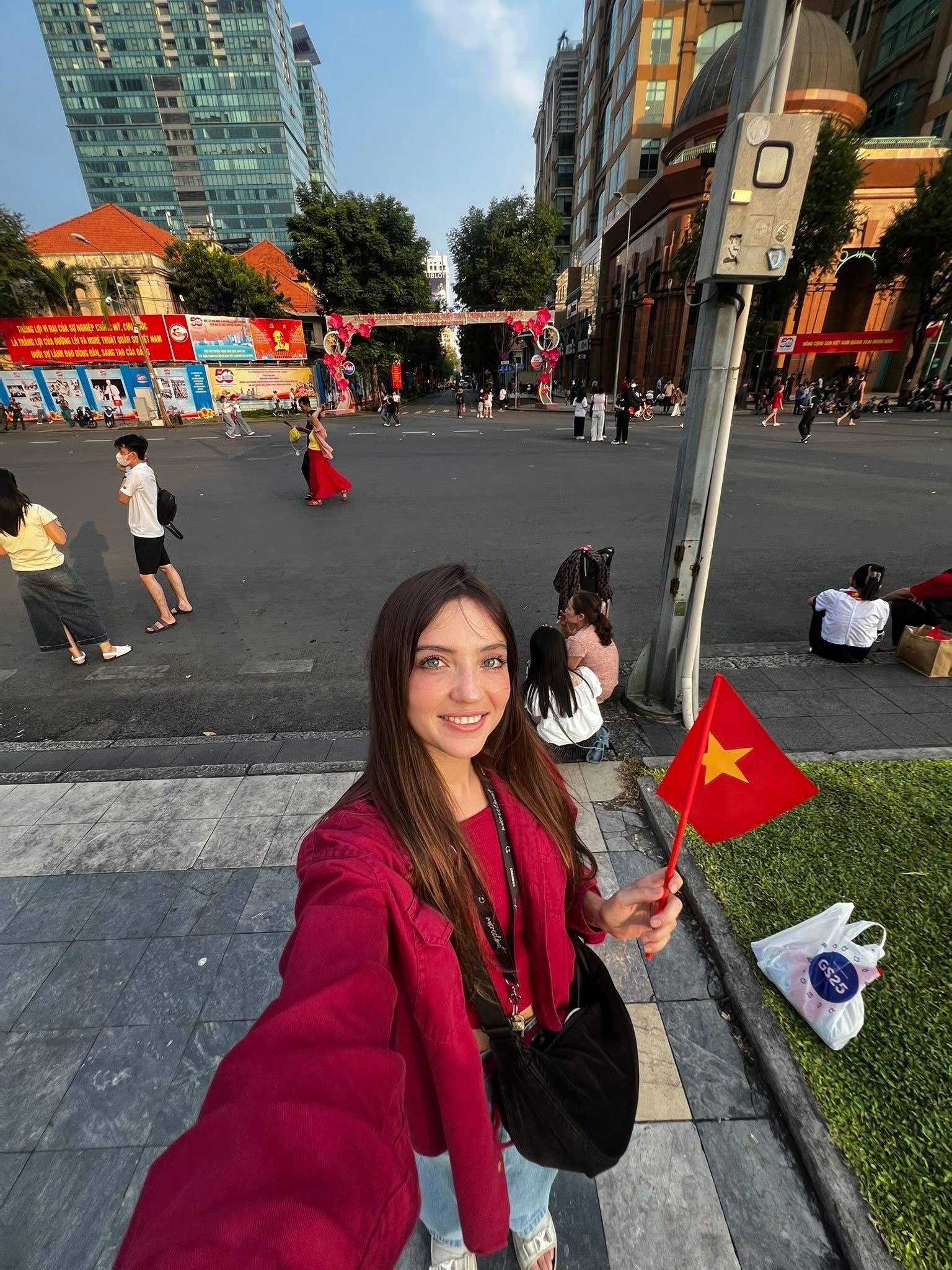 Russian English teacher finds ‘one big family’ in Vietnam through everyday moments- Ảnh 12.