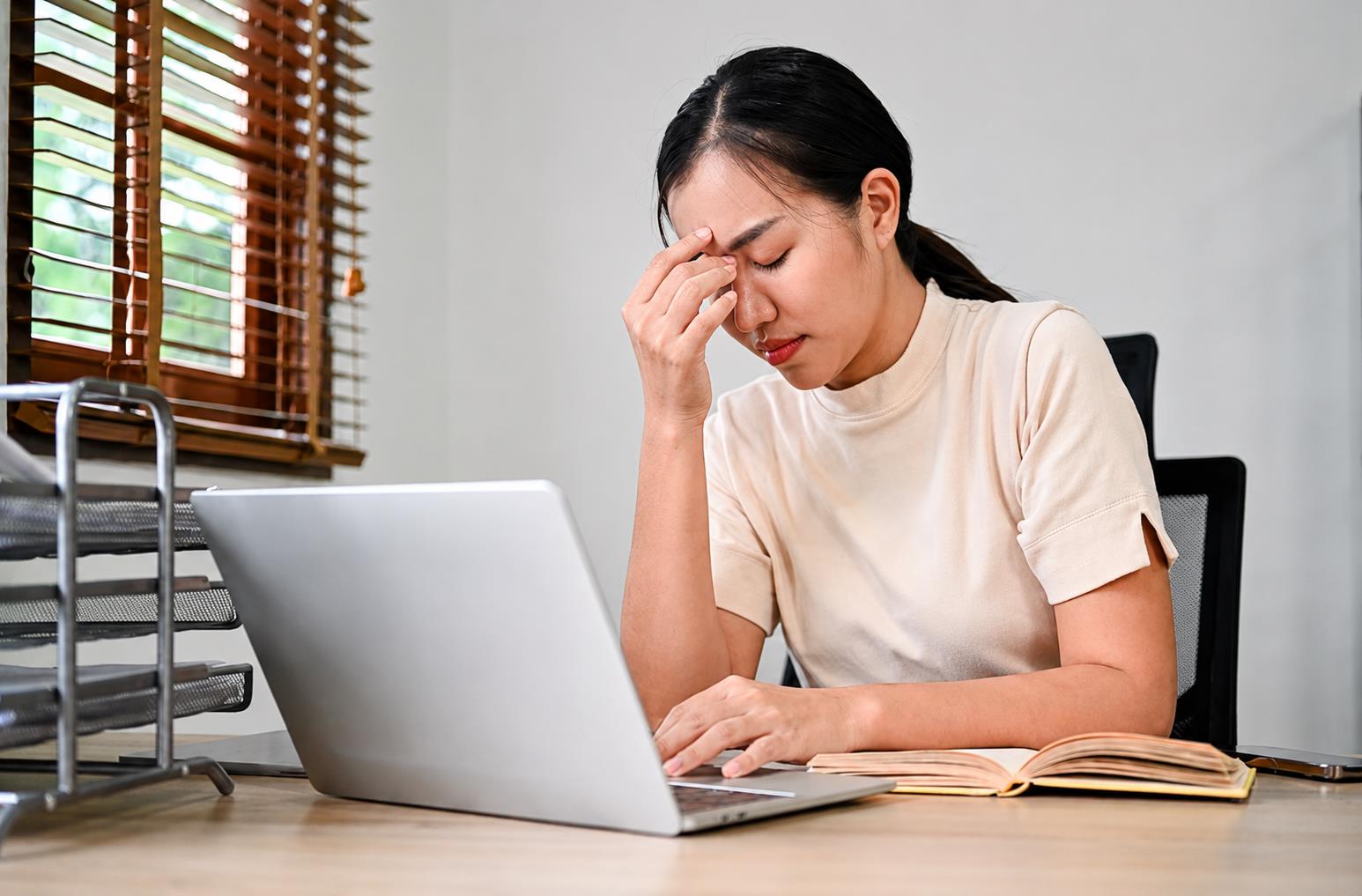 Làm việc với màn hình 10 tiếng/ngày: Đâu là lựa chọn mổ cận phù hợp? - Ảnh 1.