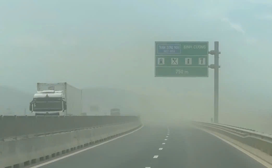 Bụi mù mịt trên cao tốc Quảng Ngãi - Hoài Nhơn vì thi công trạm dừng nghỉ - Ảnh 1.