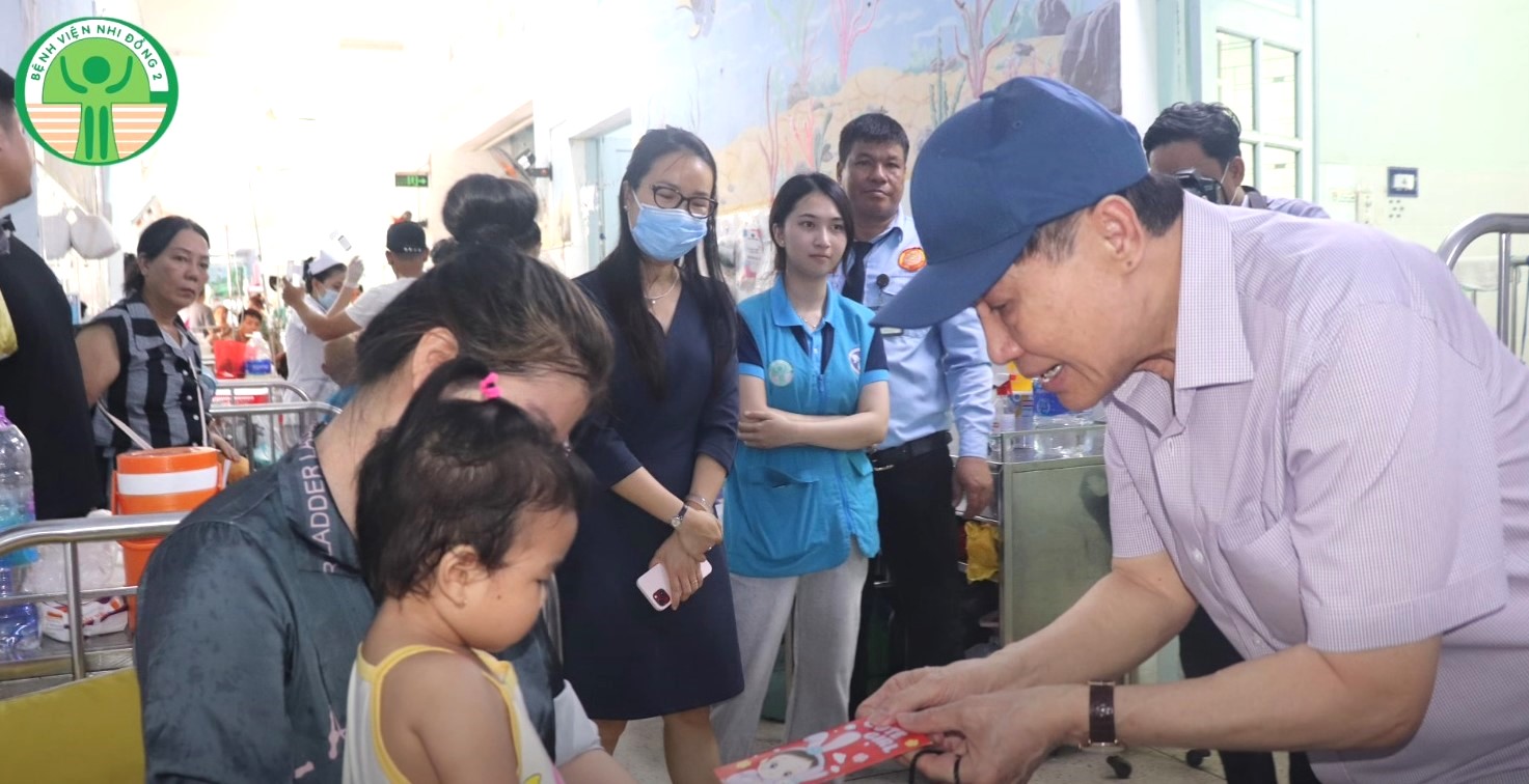 Tỉ phú Johnathan Hạnh Nguyễn đón sinh nhật bên bệnh nhi ung bướu - Ảnh 1.