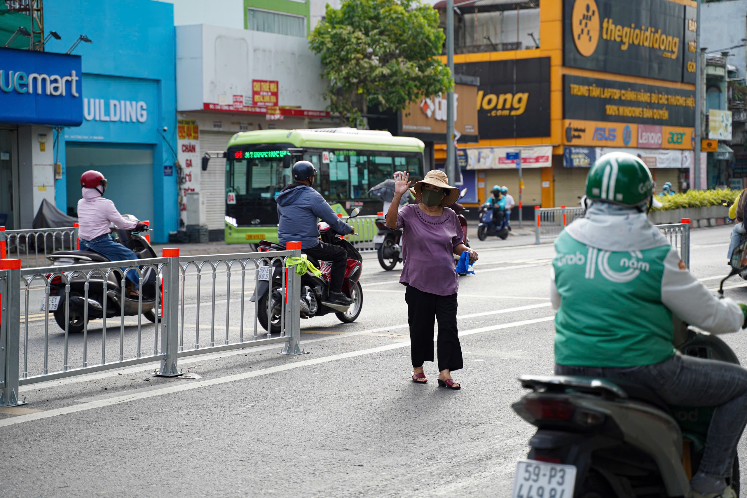 Sau những ngày đầu phân làn đảo chiều đường Cộng Hòa, bạn đọc góp thêm giải pháp - Ảnh 4.