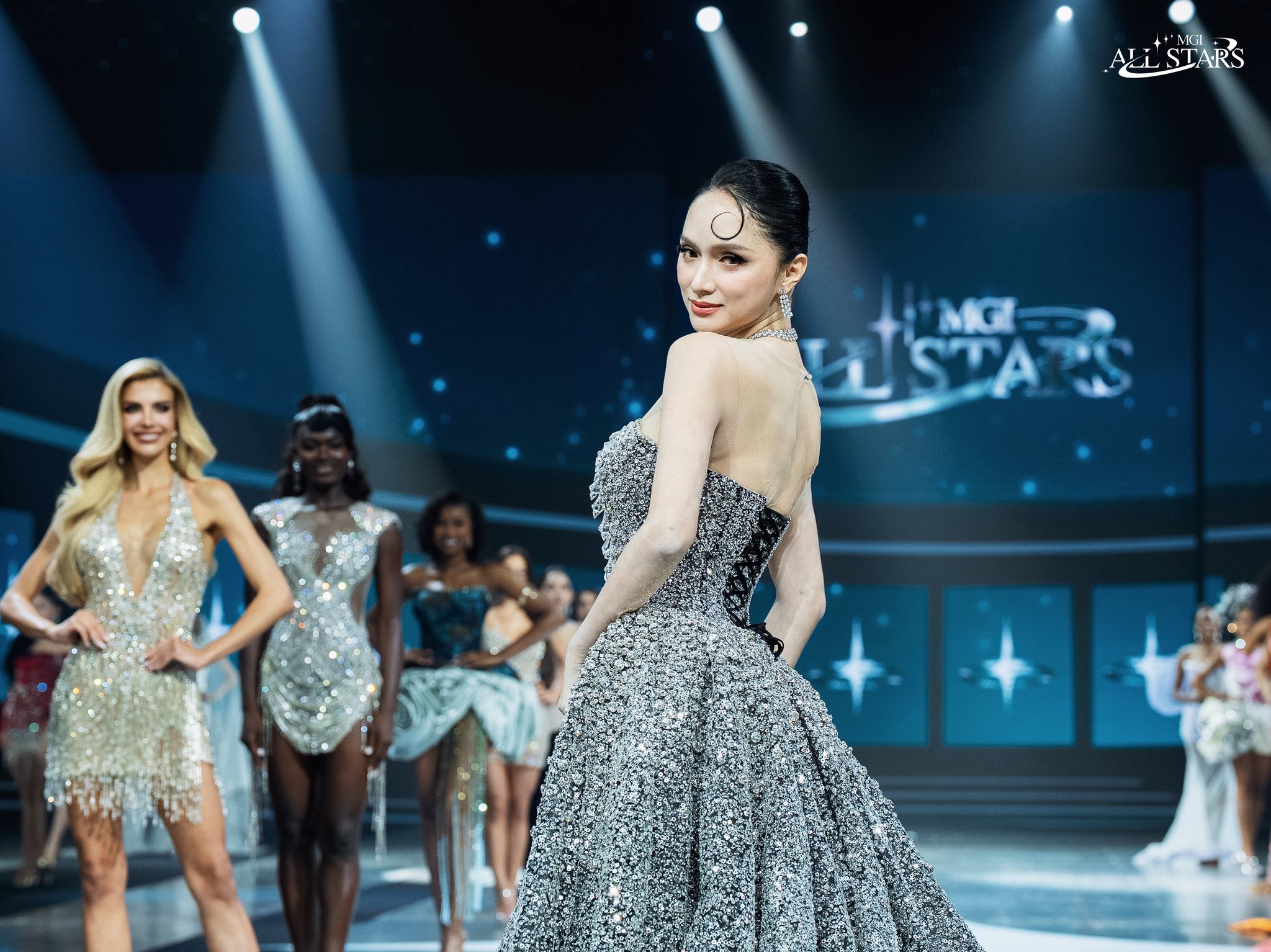 Hương Giang diện đầm nặng 19kg lên sân khấu MGI All Stars 2026, thần thái như final walk - Ảnh 1. Hương Giang - Ảnh 1.