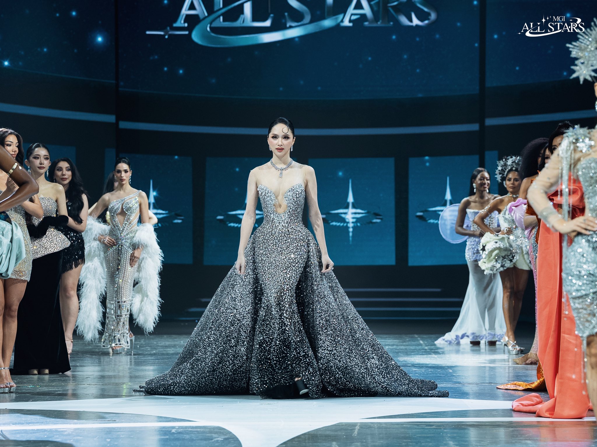 Hương Giang diện đầm nặng 19kg lên sân khấu MGI All Stars 2026, thần thái như final walk - Ảnh 2. Hương Giang - Ảnh 2.