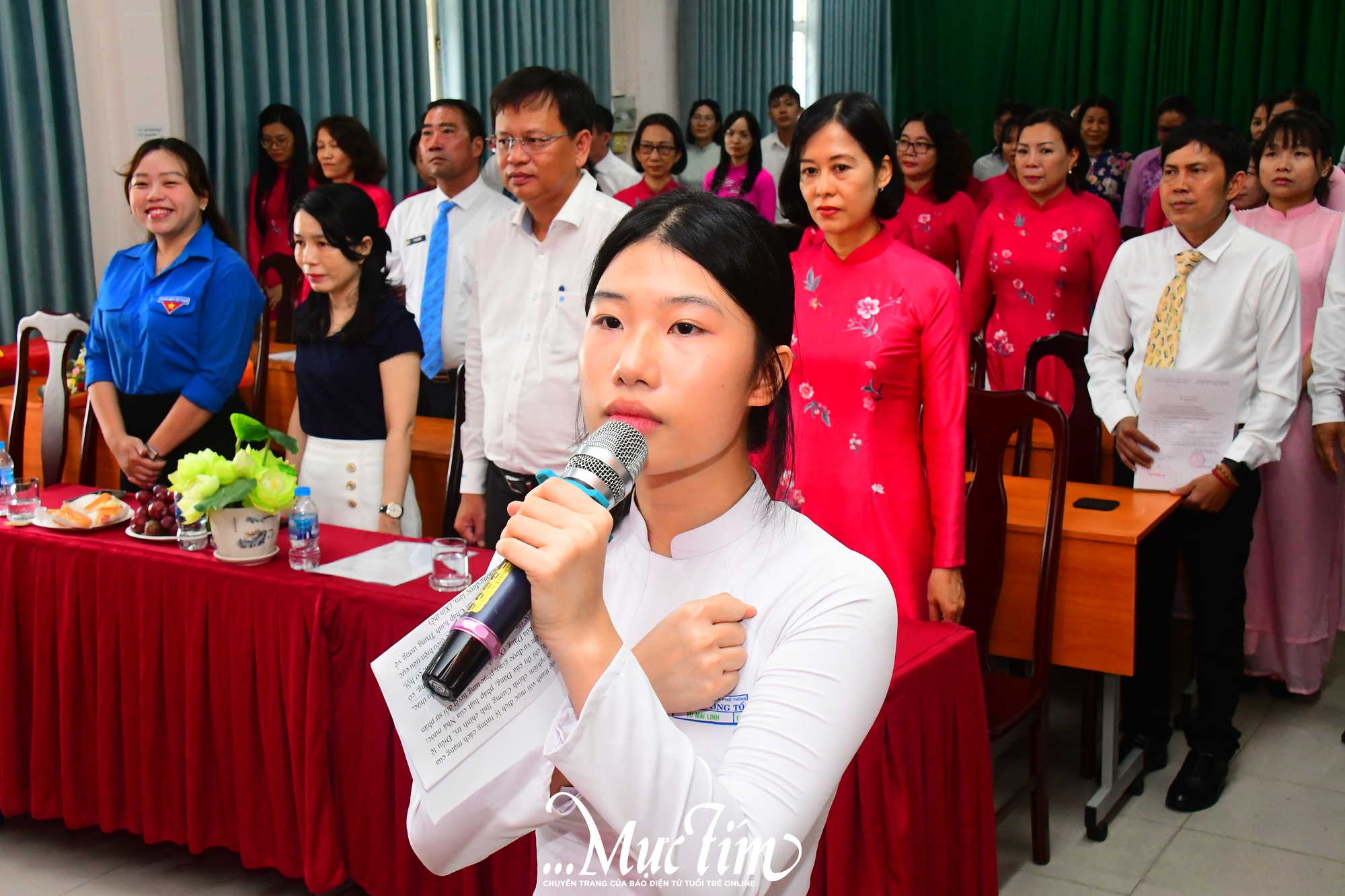 Học sinh ưu tú Trường THPT Giồng Ông Tố vinh dự đứng vào hàng ngũ Đảng - Ảnh 1.