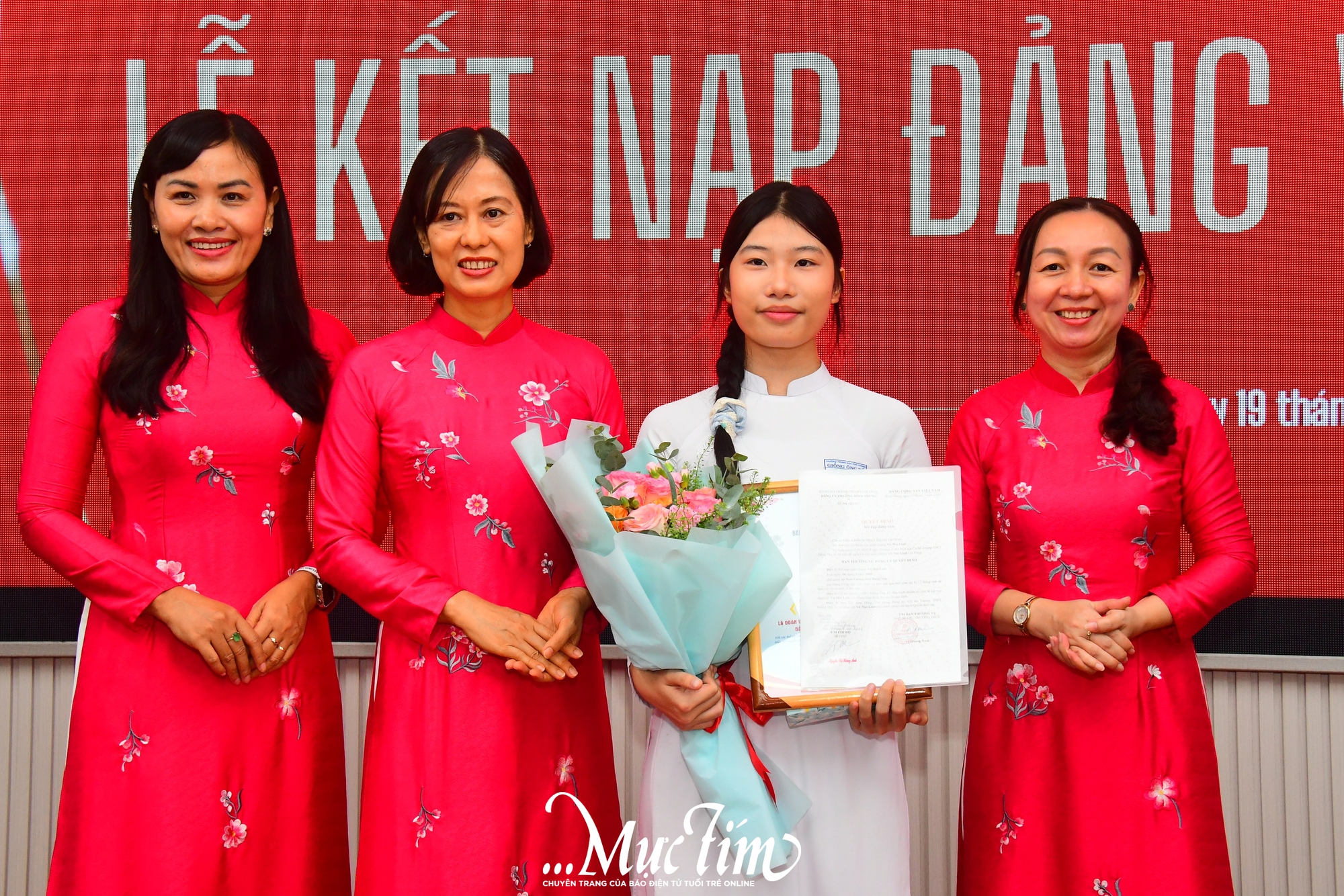 Học sinh ưu tú Trường THPT Giồng Ông Tố vinh dự đứng vào hàng ngũ Đảng - Ảnh 2.