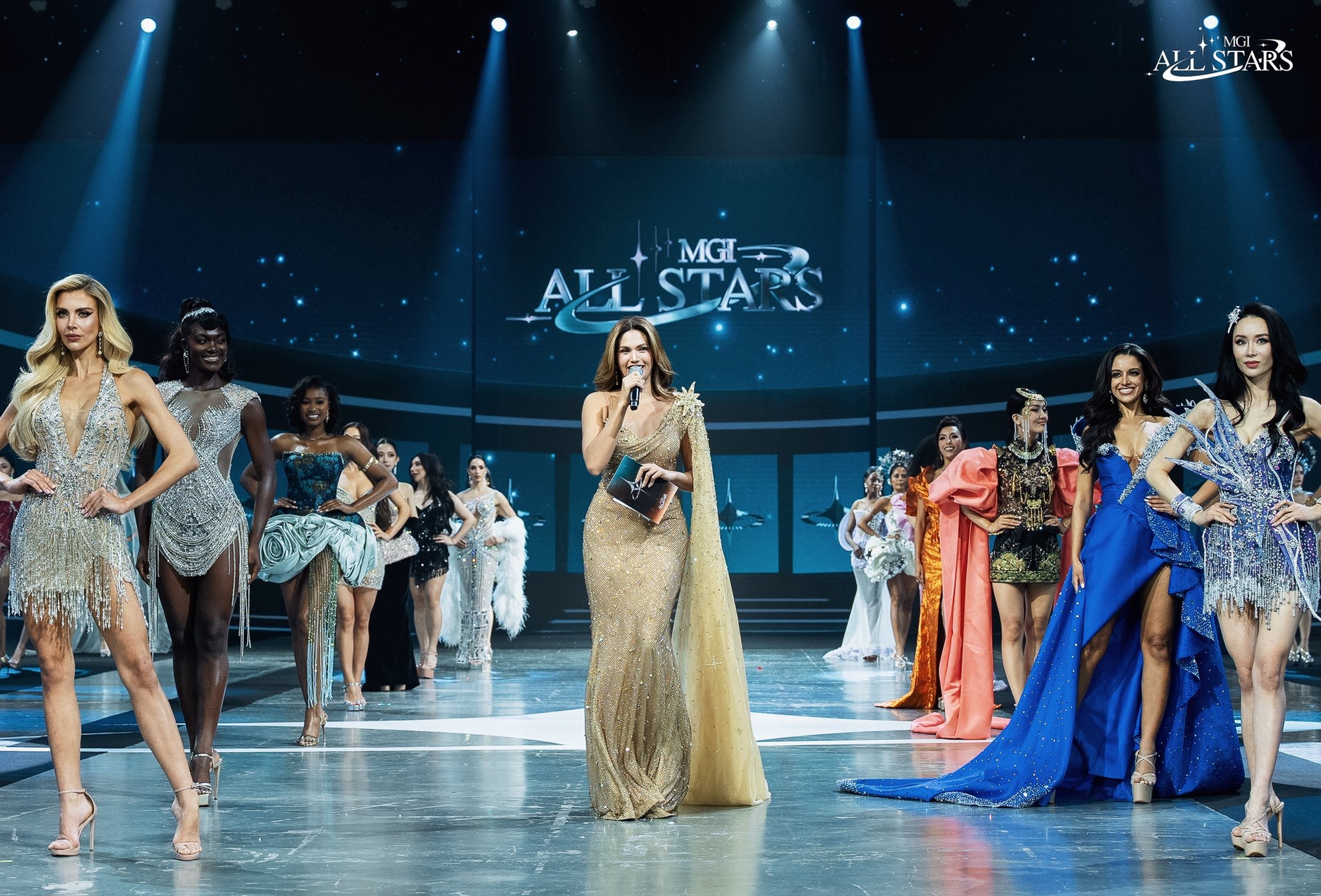 Hương Giang diện đầm nặng 19kg lên sân khấu MGI All Stars 2026, thần thái như final walk - Ảnh 3. Hương Giang - Ảnh 3.