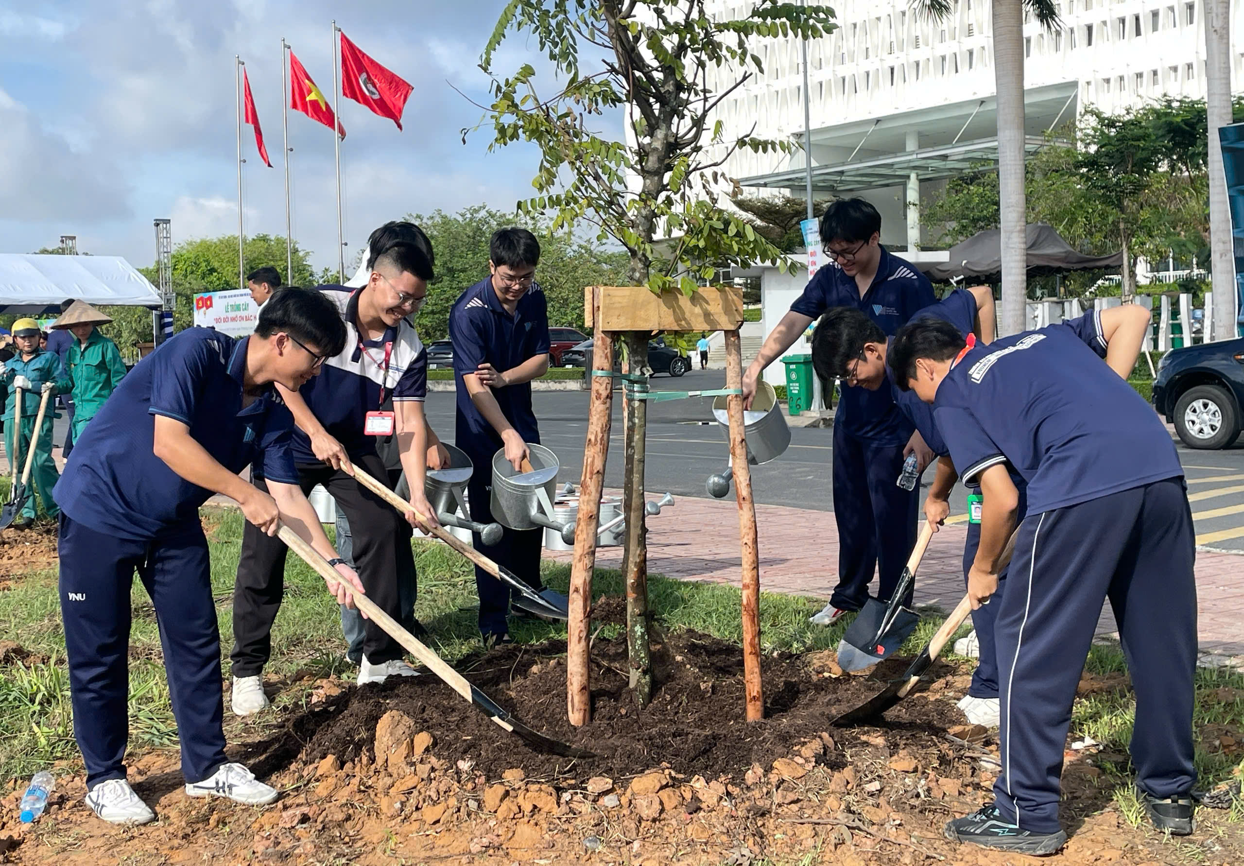 Students join forces to green the creative square of the Vietnam ...