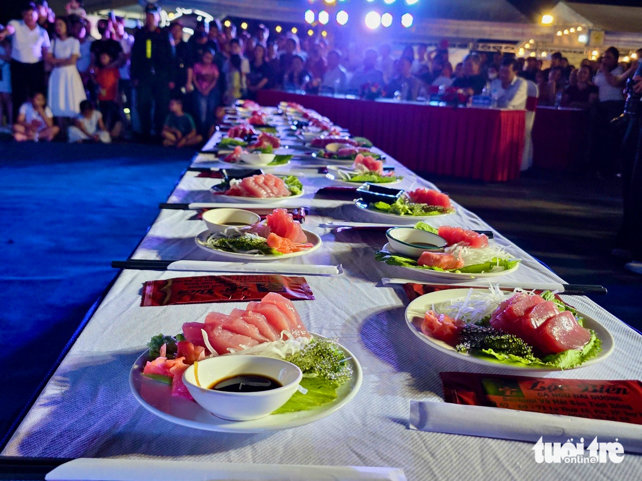 Foreign, local tourists enjoy live tuna filleting, free sashimi in Vietnam's Dak Lak- Ảnh 6.