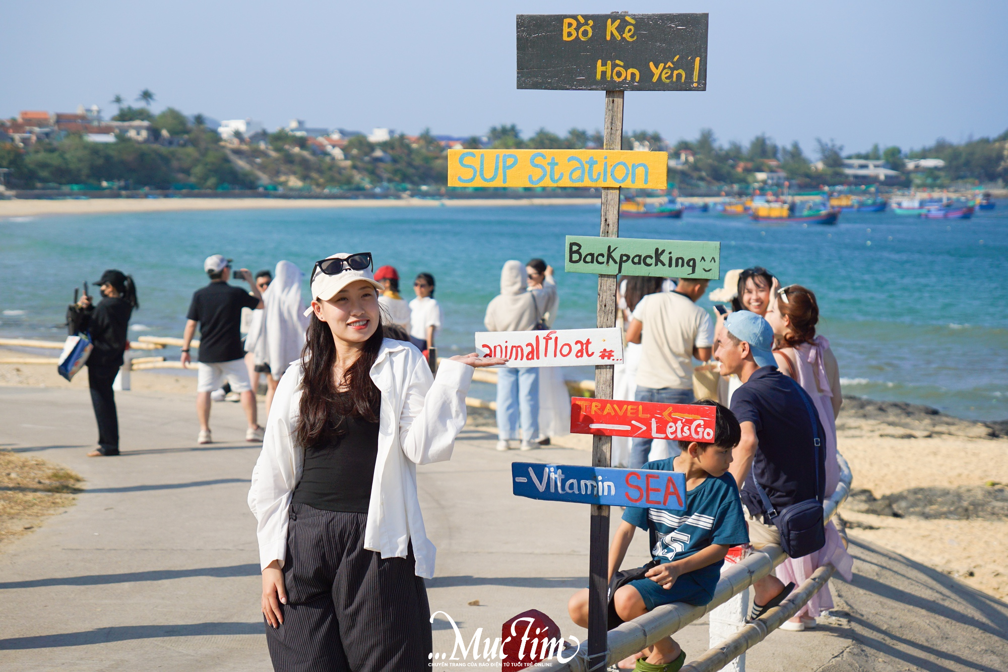 Bạn trẻ xếp hàng check-in tại con đường bờ kè ở Hòn Yến (Đắk Lắk)- Ảnh 1.