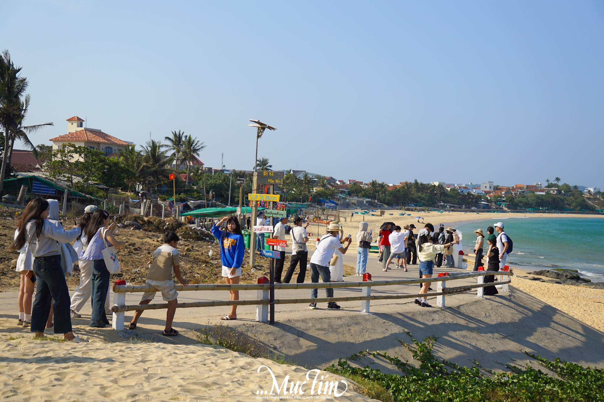 Bạn trẻ xếp hàng check-in tại con đường bờ kè ở Hòn Yến (Đắk Lắk)- Ảnh 2.