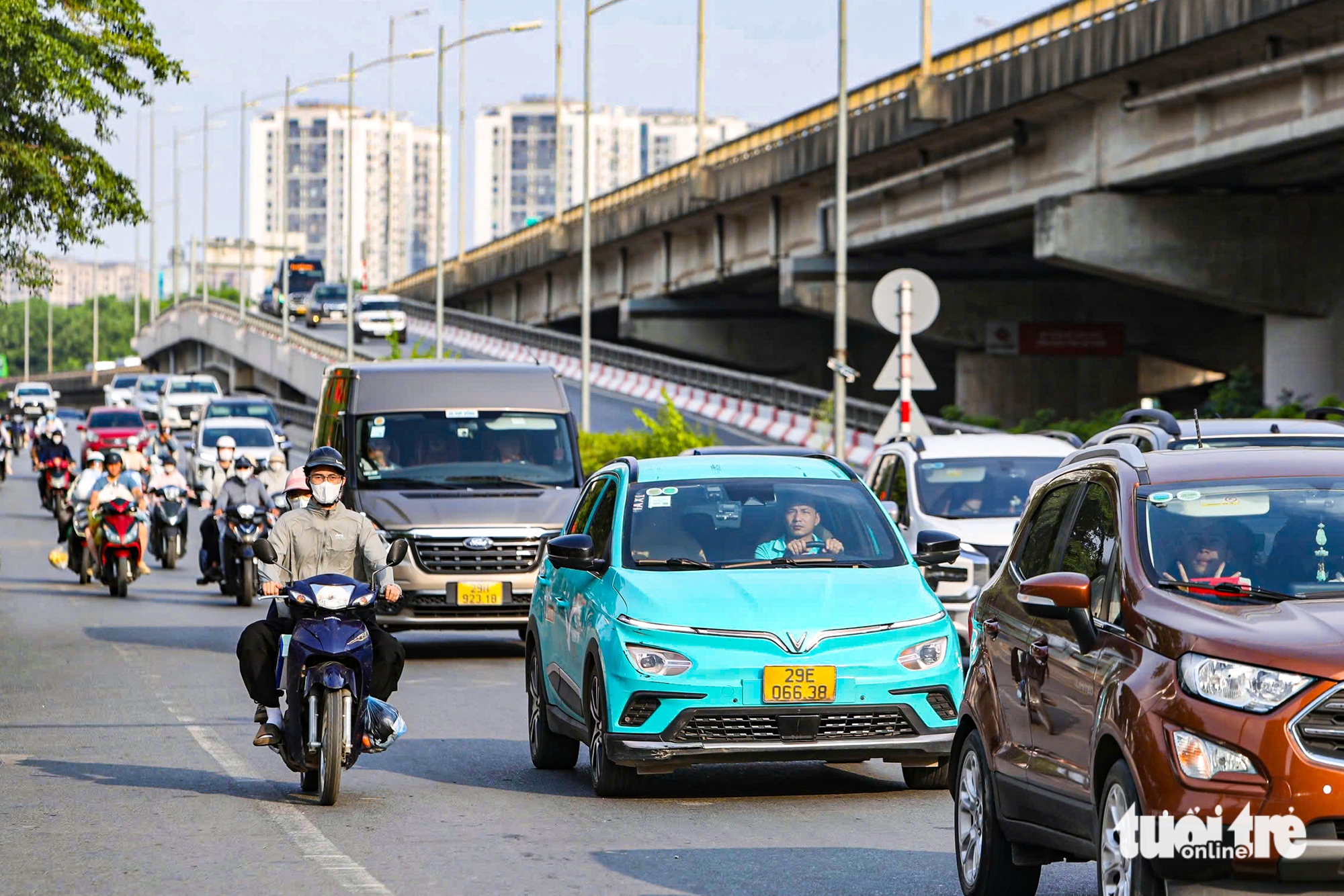 Xe cộ bắt đầu dồn về các cửa ngõ Hà Nội, nội đô vẫn thông thoáng - Ảnh 6.
