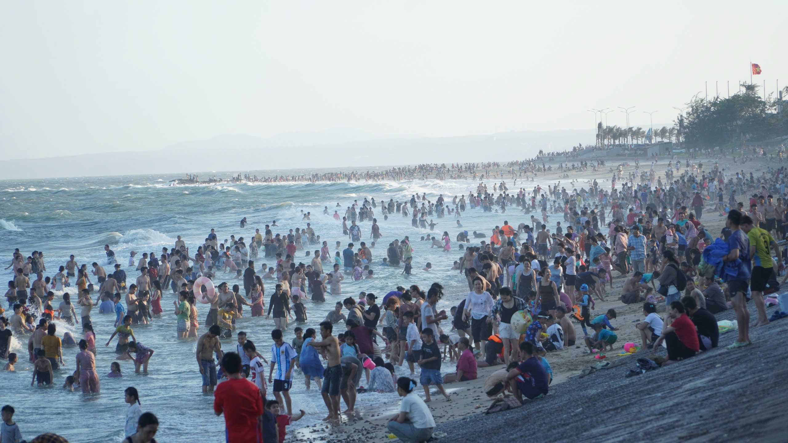 Nắng đẹp, biển Phan Thiết - Mũi Né tấp nập du khách dịp lễ 30-4 - Ảnh 1.
