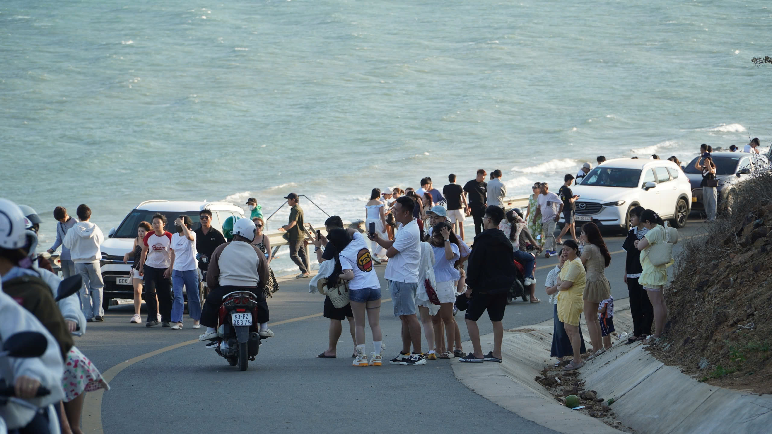 Nắng đẹp, biển Phan Thiết - Mũi Né tấp nập du khách dịp lễ 30-4 - Ảnh 4.