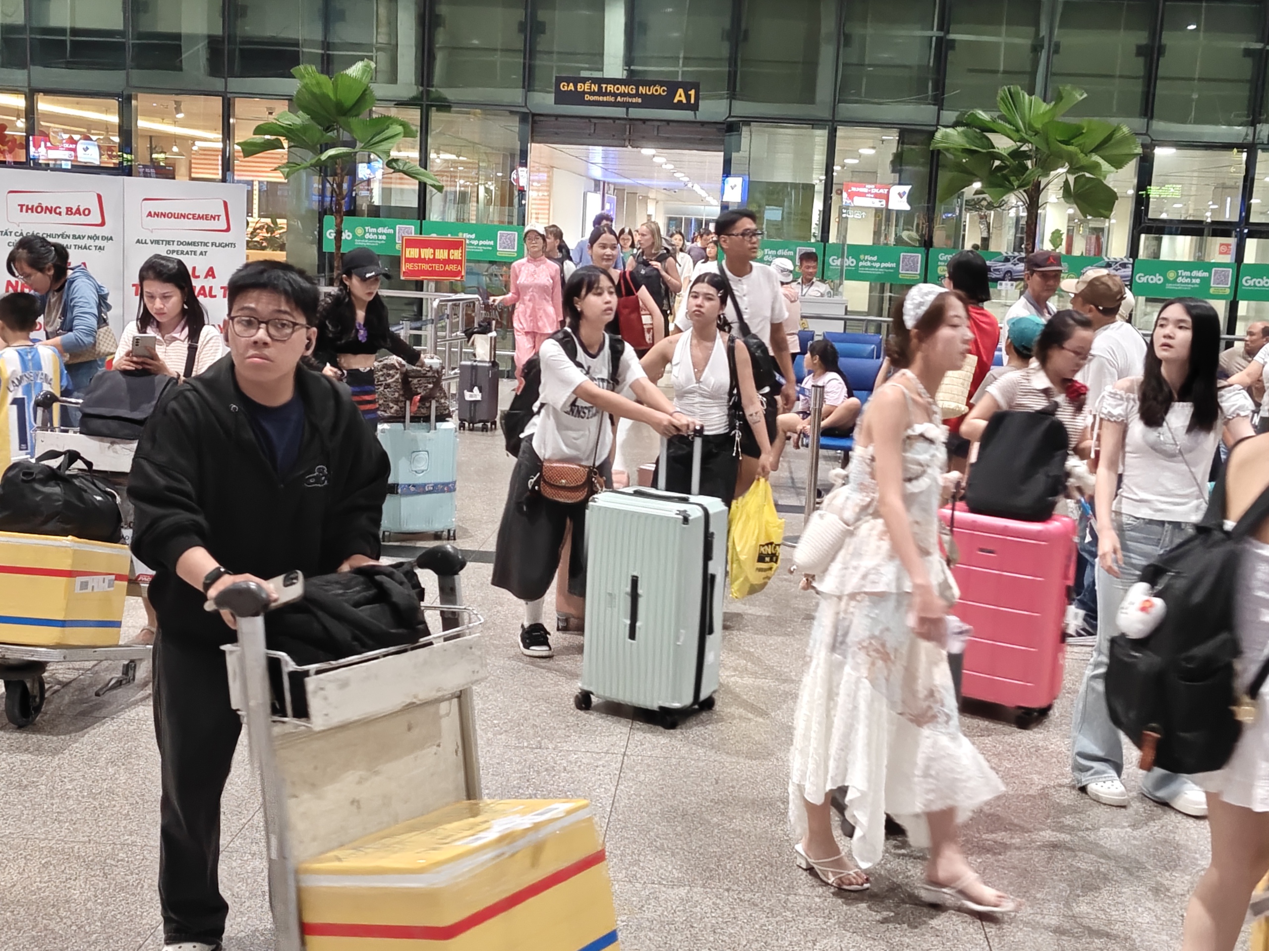 Khách quay lại TP.HCM sau lễ, taxi và xe công nghệ đón nhanh ở Tân Sơn Nhất - Ảnh 1.