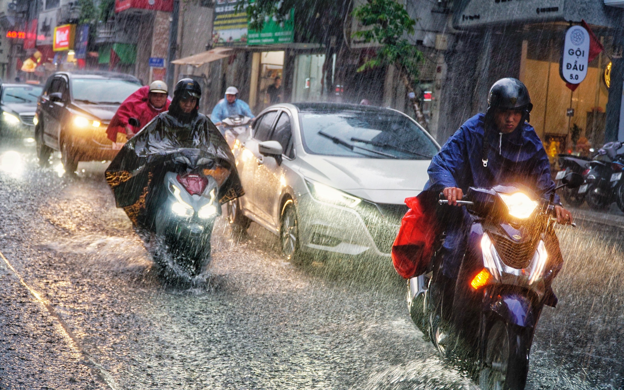 Hà Nội và nhiều tỉnh miền Bắc xuất hiện mưa đá, có nơi viên to bằng cái chén - Ảnh 1.