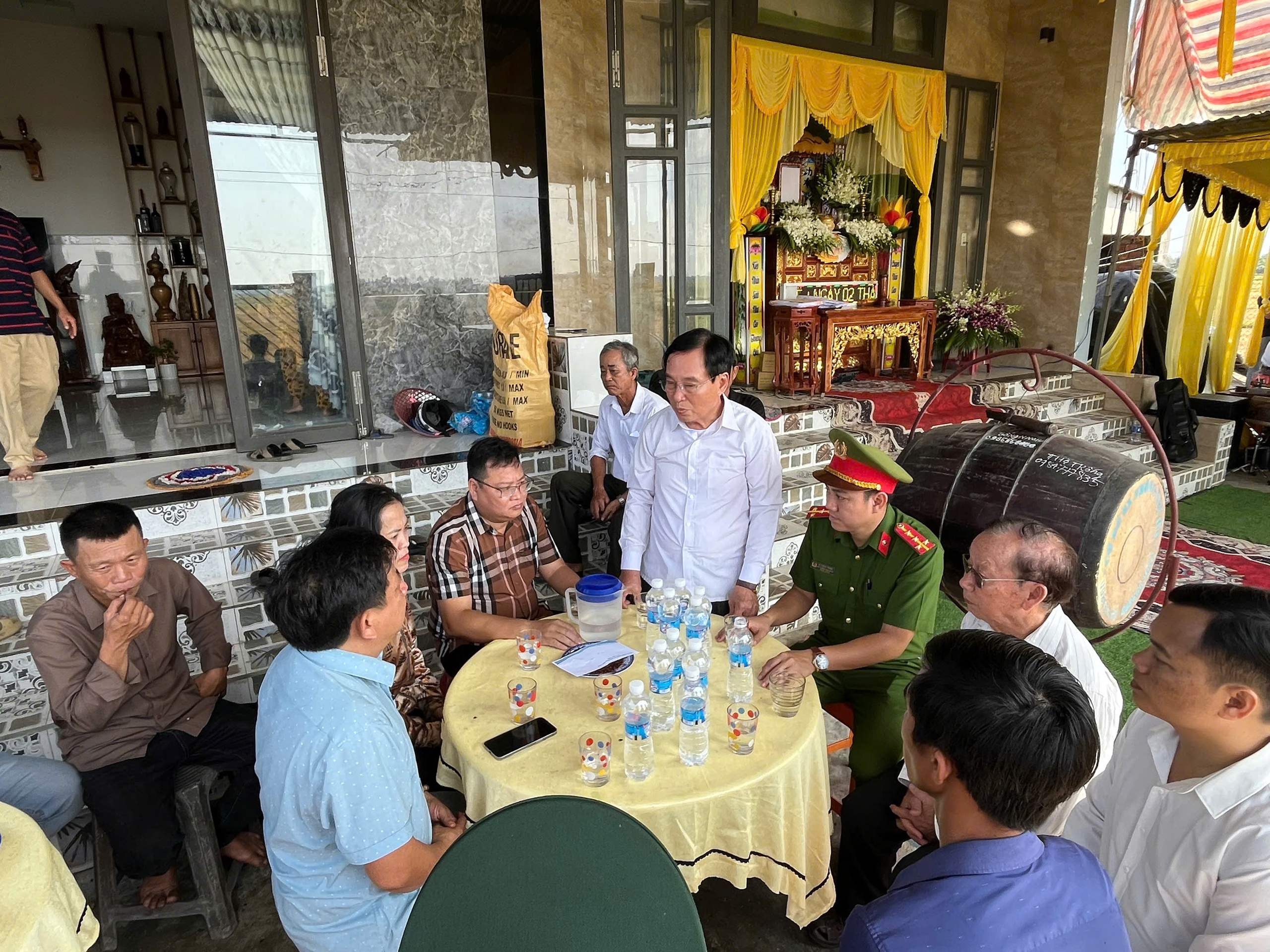 Vụ cháy xe ở cây xăng khiến 2 người chết: xe chở nhiều pin, cứu hộ không được báo có người bên trong - Ảnh 3.