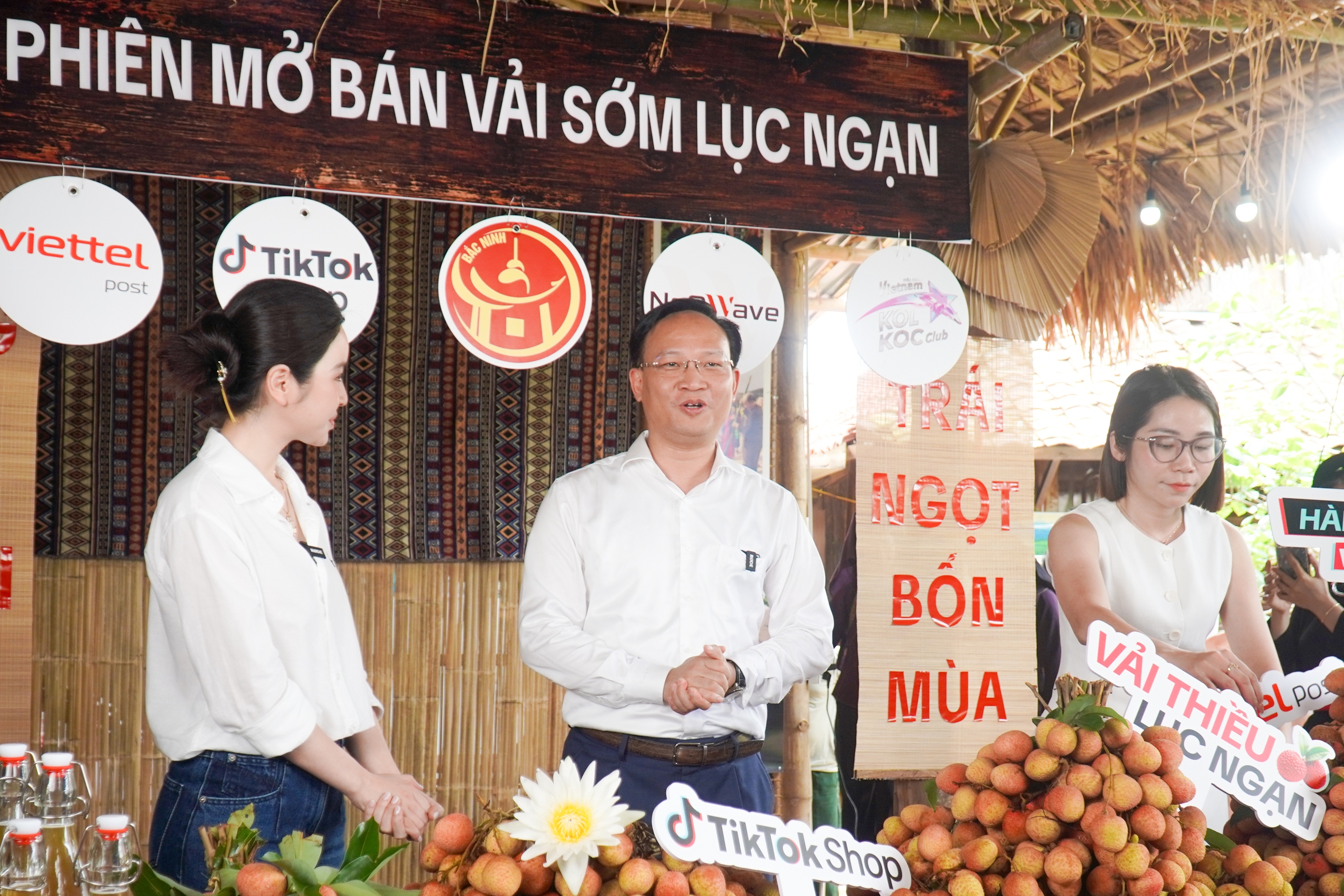 Phó chủ tịch tỉnh livestream bán vải sớm, 'mát tay' chốt đơn hơn 31 tấn hàng - Ảnh 1. Phó chủ tịch tỉnh livestream bán vải thiều sớm, 'mát tay' chốt đơn hơn 31 tấn - Ảnh 1.