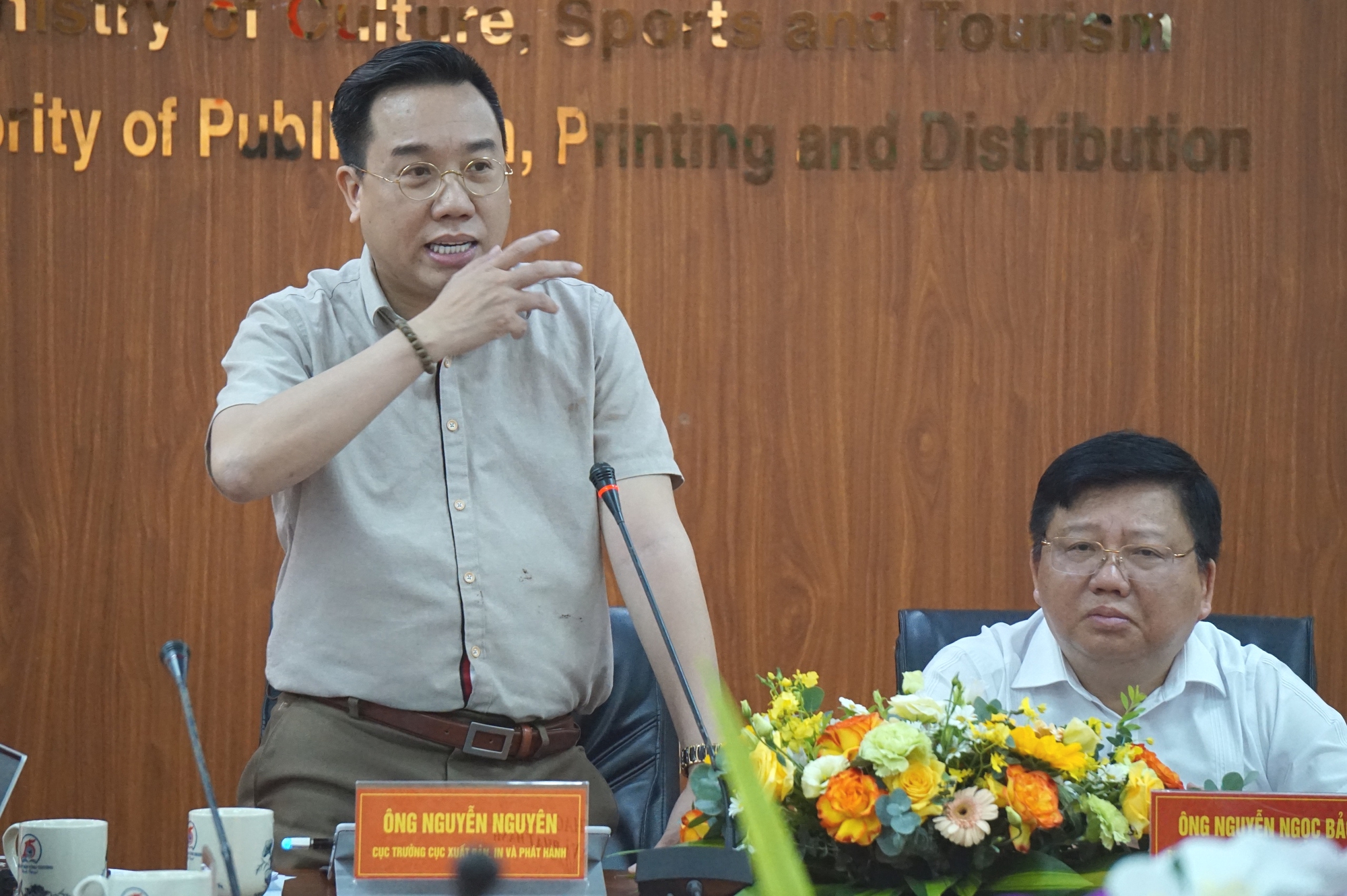 Nên coi làm sách lậu là làm hàng giả và xử lý hình sự? - Ảnh 1. Làm sách lậu coi như làm hàng giả và phải bị xử lý hình sự? - Ảnh 1.