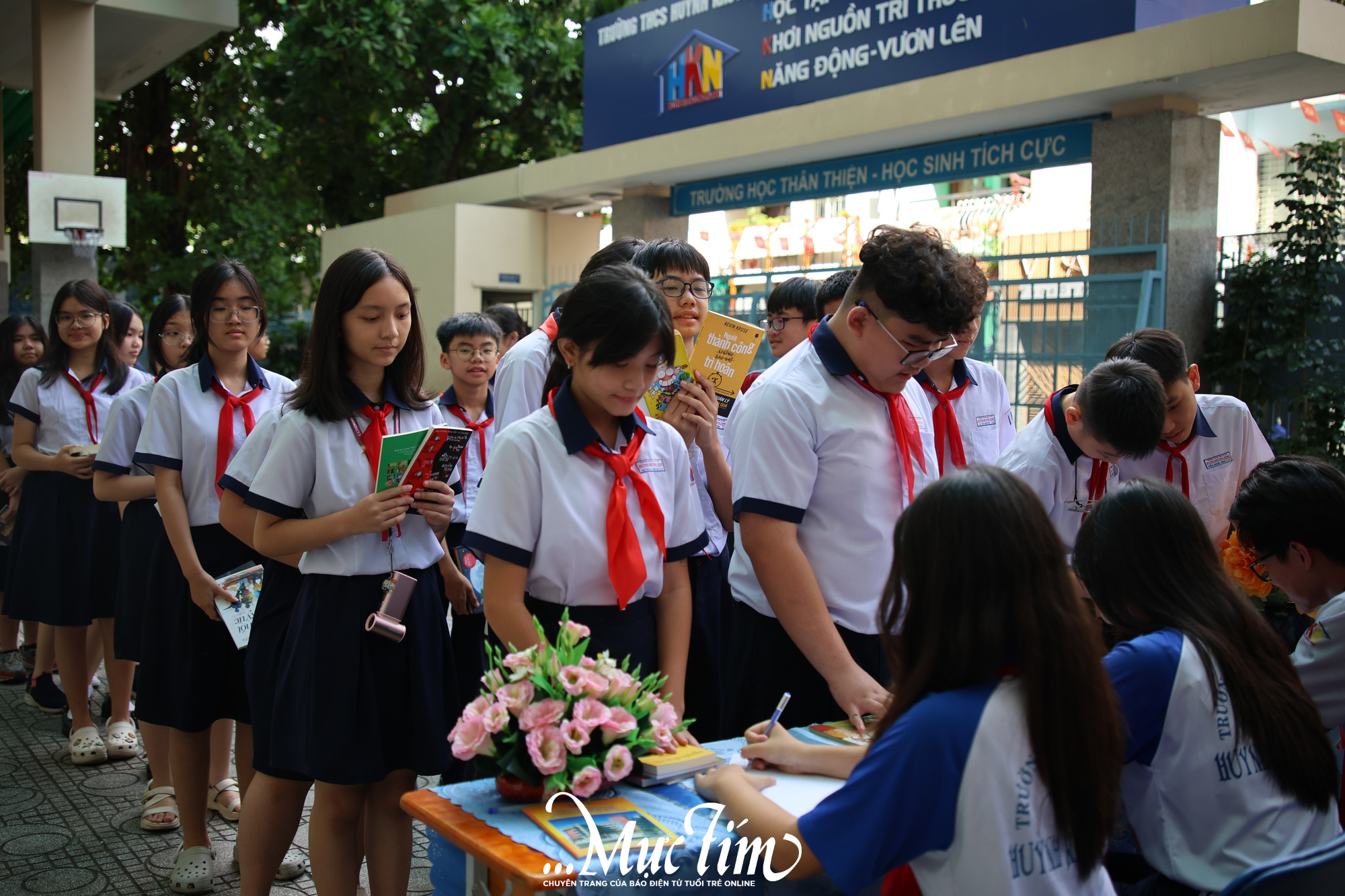 Học trò Trường THCS Huỳnh Khương Ninh góp sách tặng Tủ sách Khăn Quàng Đỏ - Ảnh 1.