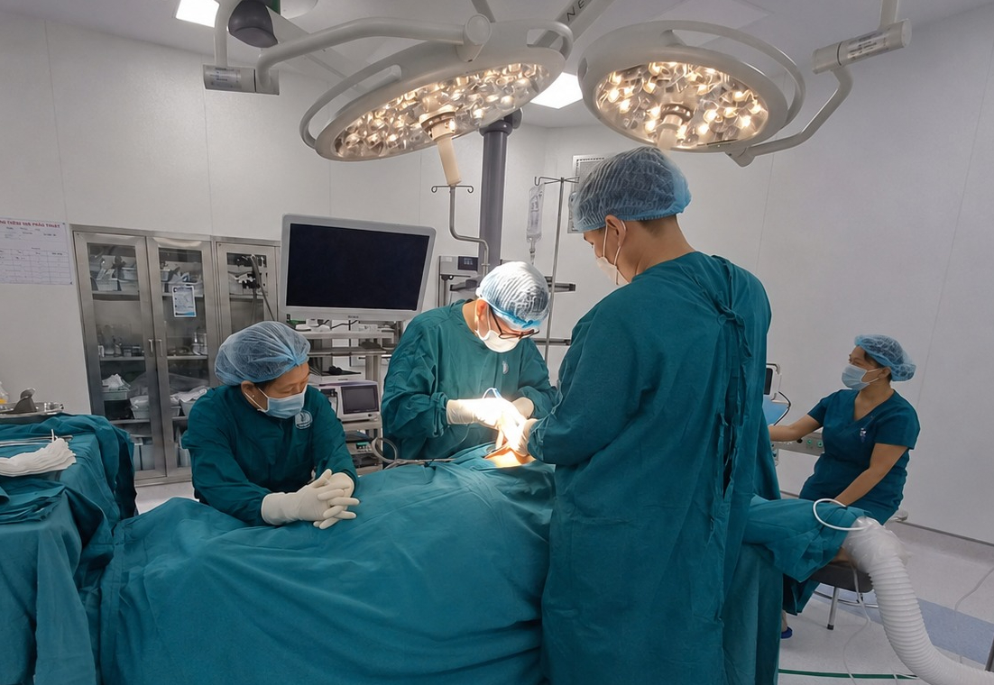 Cứu sống công nhân té giàn giáo thủng cơ hoành, rách gan - Ảnh 1.