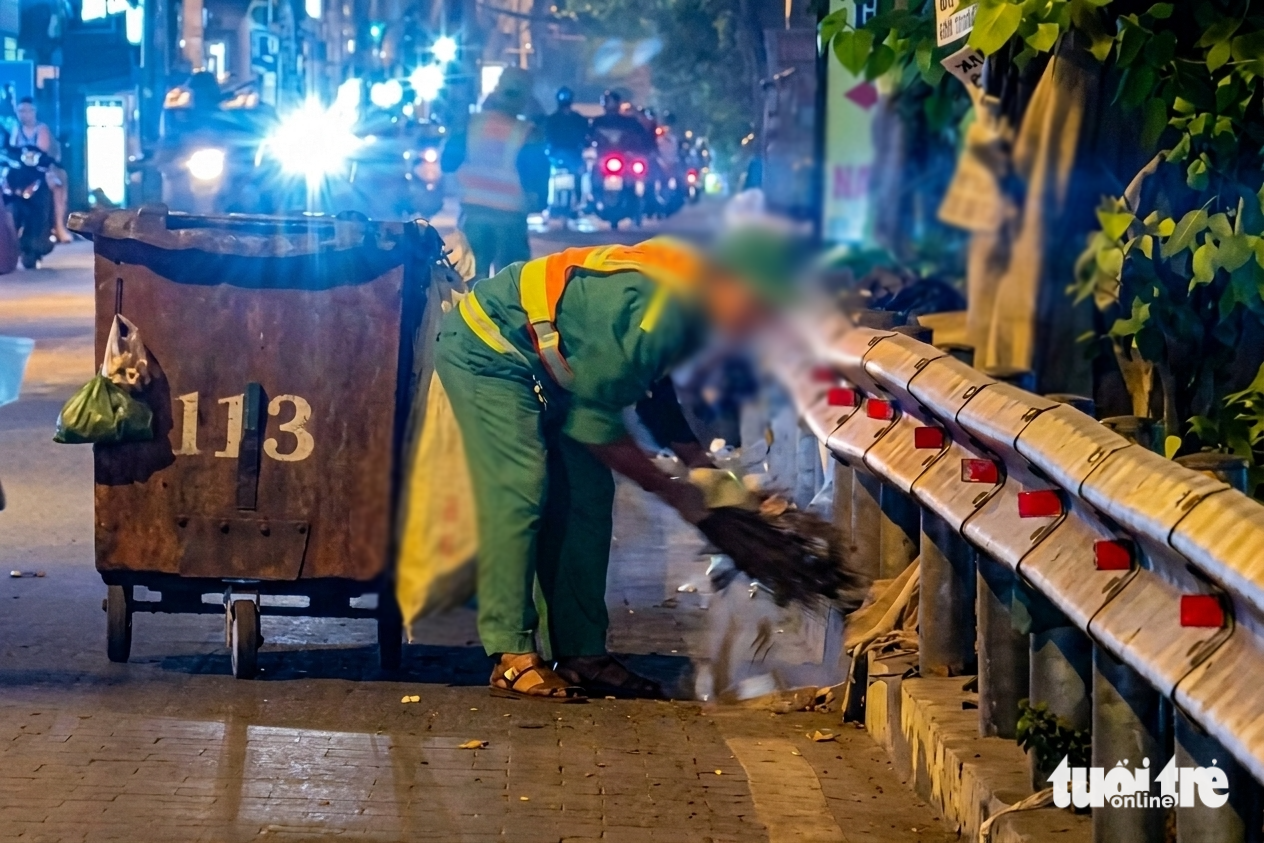 Phường Bình Hưng Hòa: Công ty sẽ xử nghiêm nhân viên dọn rác xả rác xuống kênh 'vì mệt mỏi' - Ảnh 1.