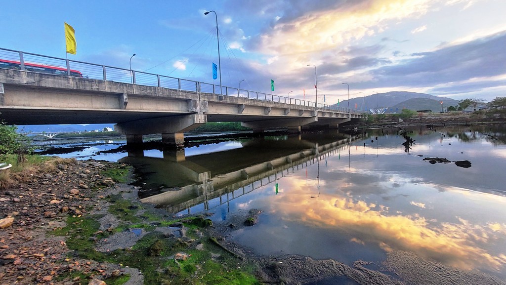 Phải ‘khẩn trương loại bỏ’ cây mọc trái thiết kế, cản trở thoát lũ ở Nha Trang - Ảnh 2.
