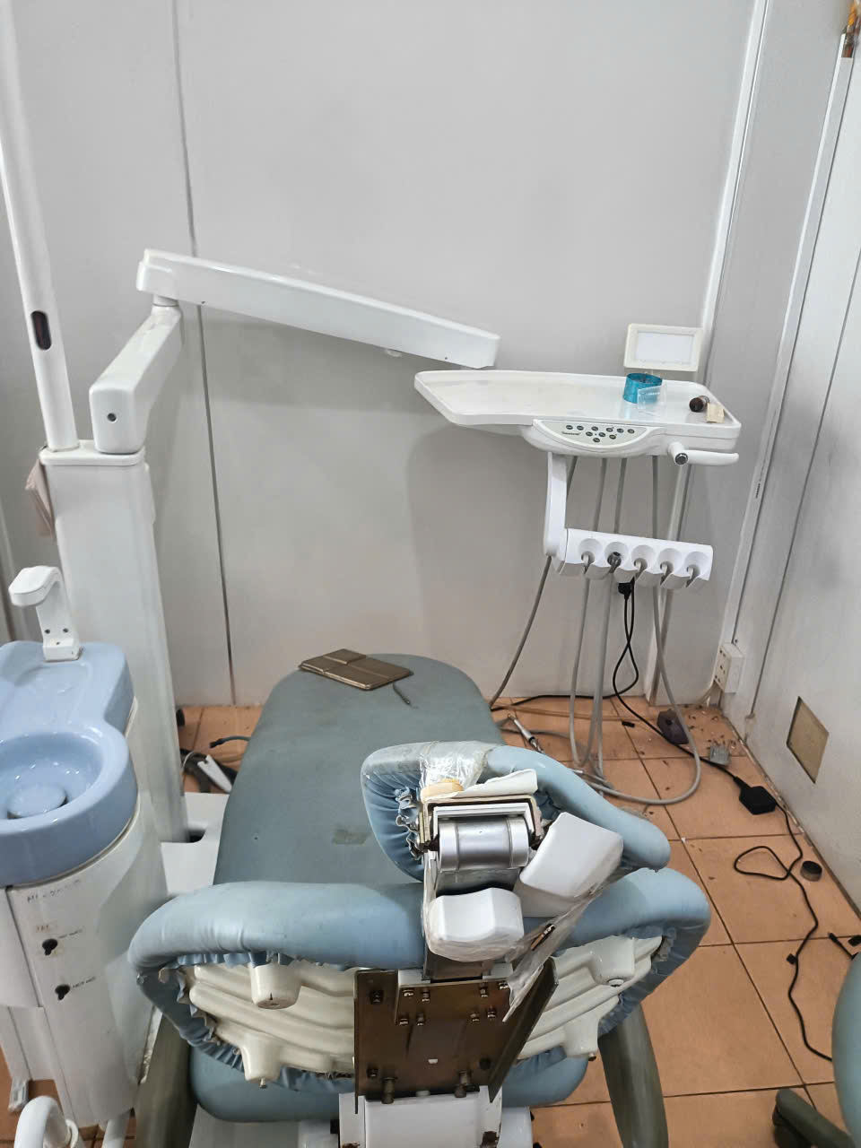 Thanh niên chửi bới, đập phá trang thiết bị phòng khám răng - Ảnh 3.
