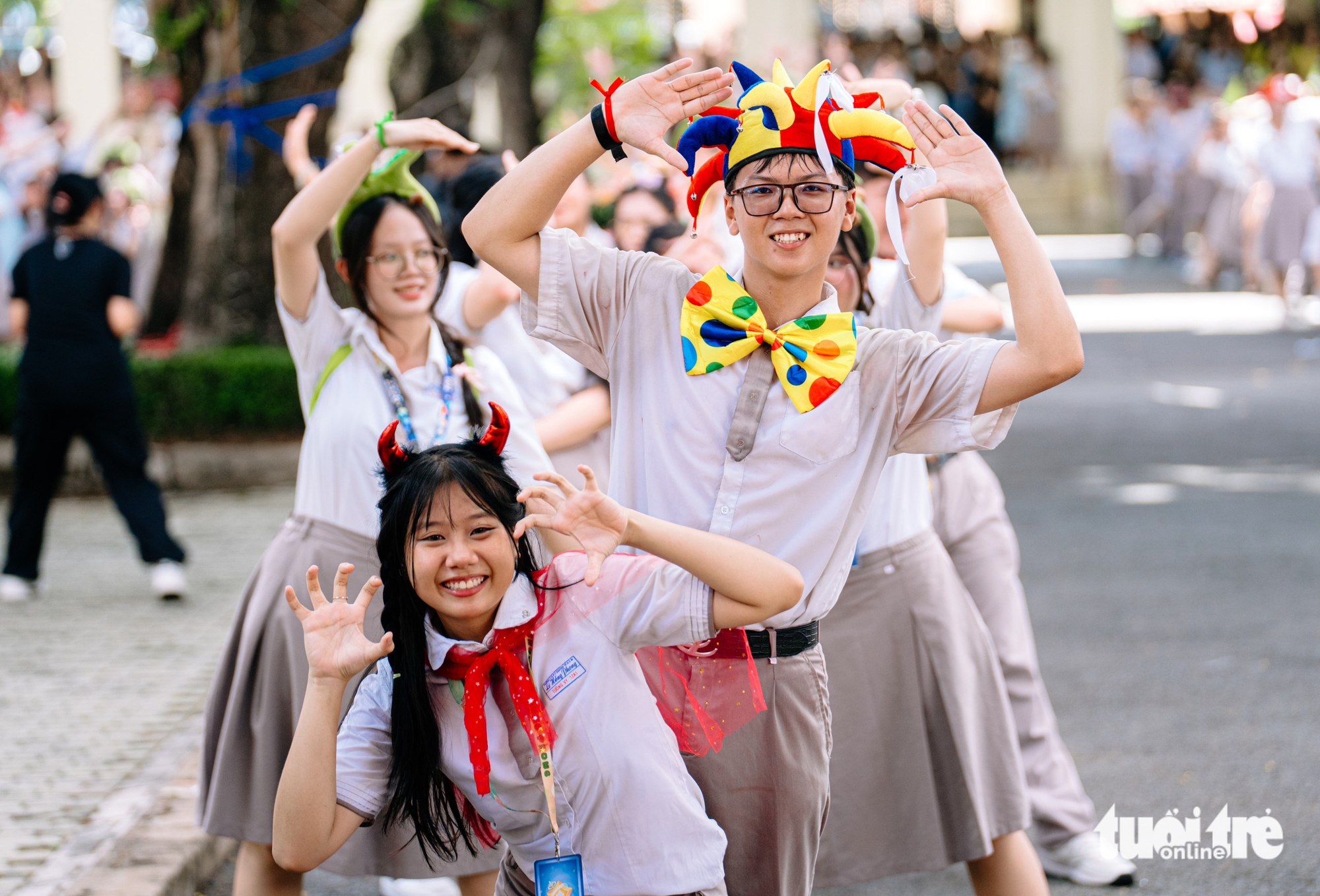 Nước mắt, nụ cười trong ngày lễ trưởng thành ở Trường THPT chuyên Lê Hồng Phong - Ảnh 1.