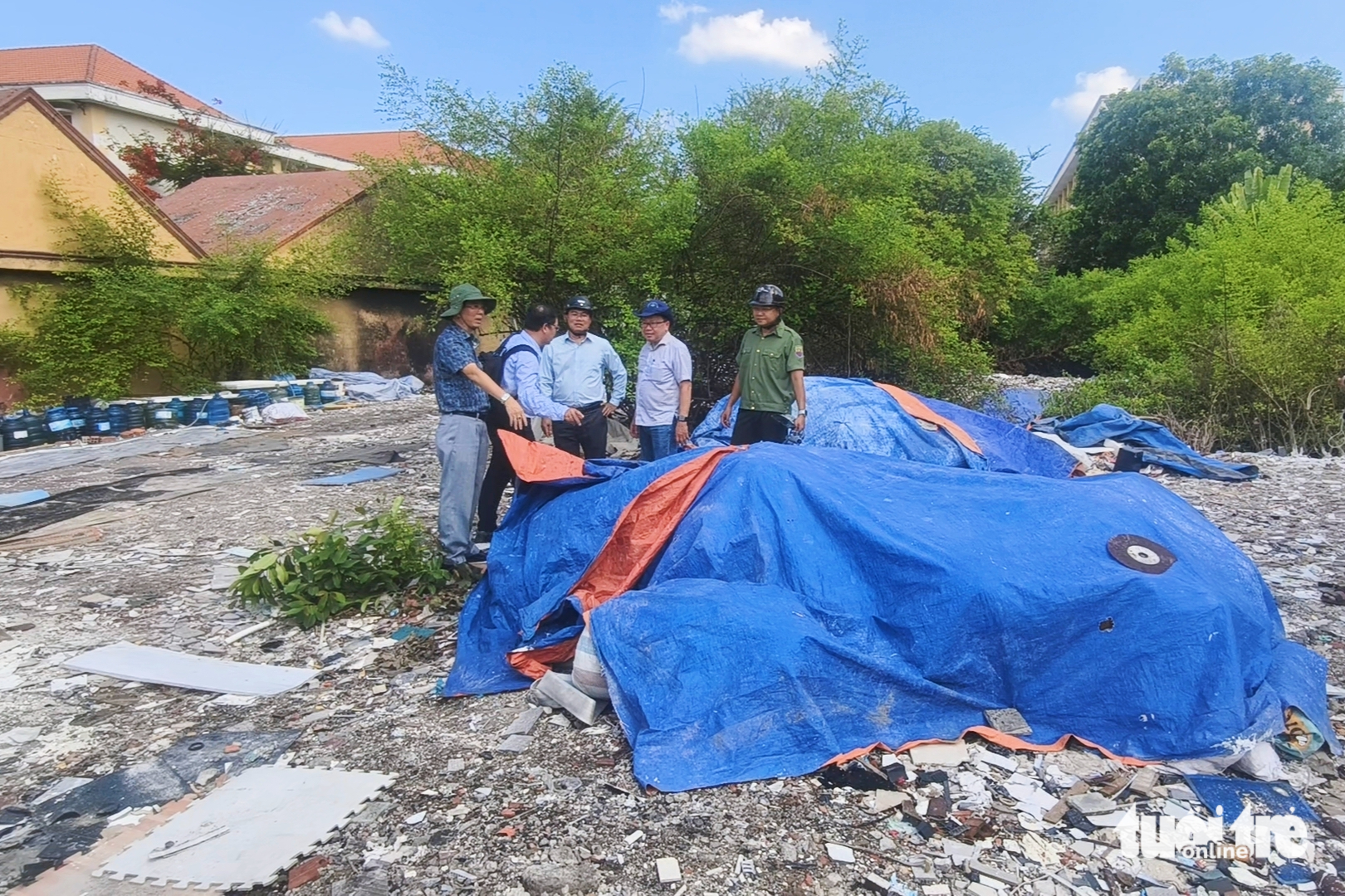 Kiểm tra, xử lý bãi rác 'lụi' ven nghĩa trang Bình Hưng Hòa sau phản ánh của báo Tuổi Trẻ - Ảnh 5.