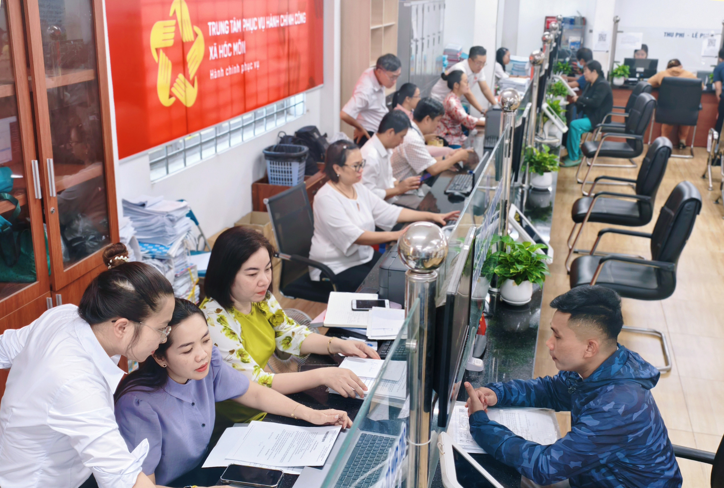 Phân cấp cho chủ tịch UBND cấp xã ở TP.HCM tiếp nhận, điều động, biệt phái, kỷ luật công chức - Ảnh 1.