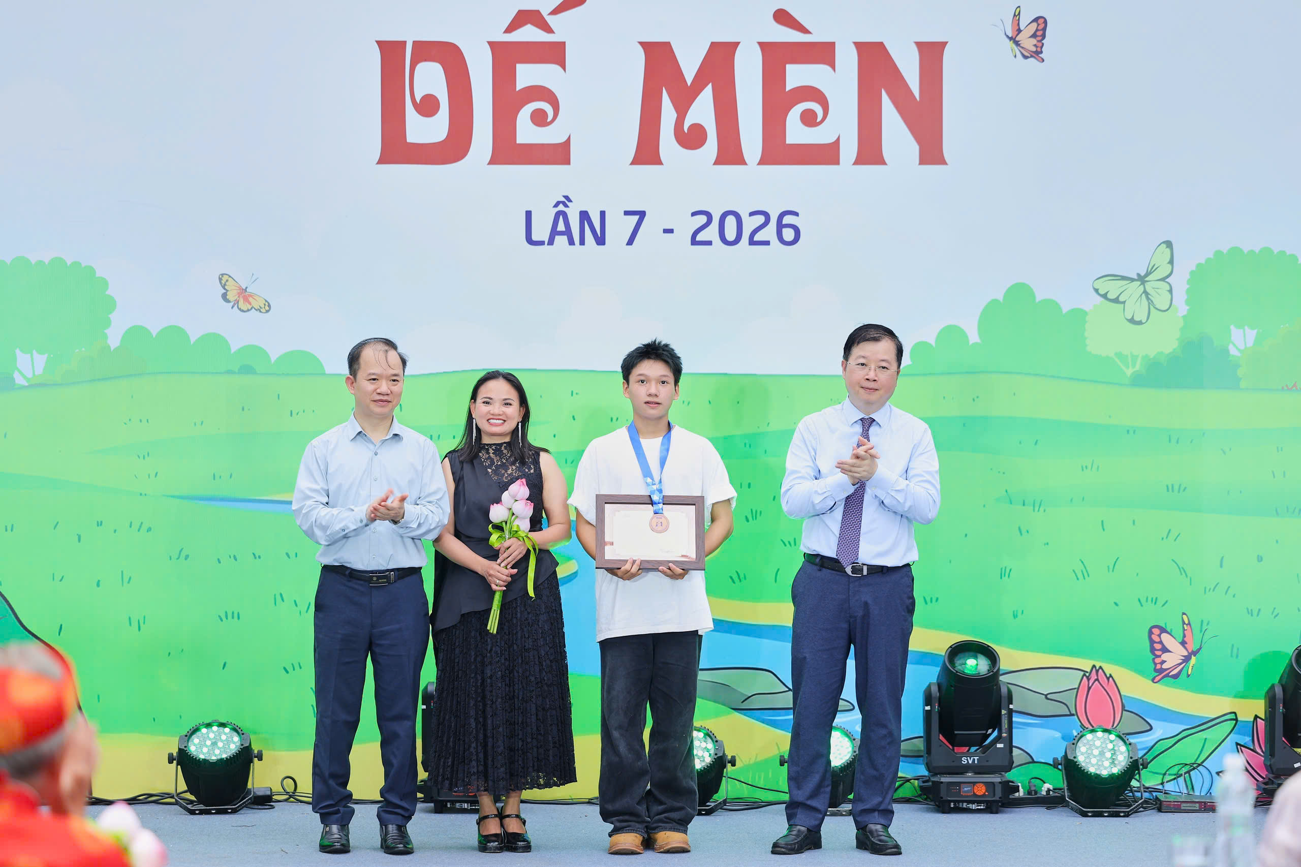 Cố họa sĩ, đạo diễn Ngô Mạnh Lân nhận giải ‘Thành tựu trọn đời - Hiệp sĩ Dế Mèn’ - Ảnh 6. Cố họa sĩ, đạo diễn Ngô Mạnh Lân nhận giải ‘Thành tựu trọn đời - Hiệp sĩ Dế Mèn’ - Ảnh 6.
