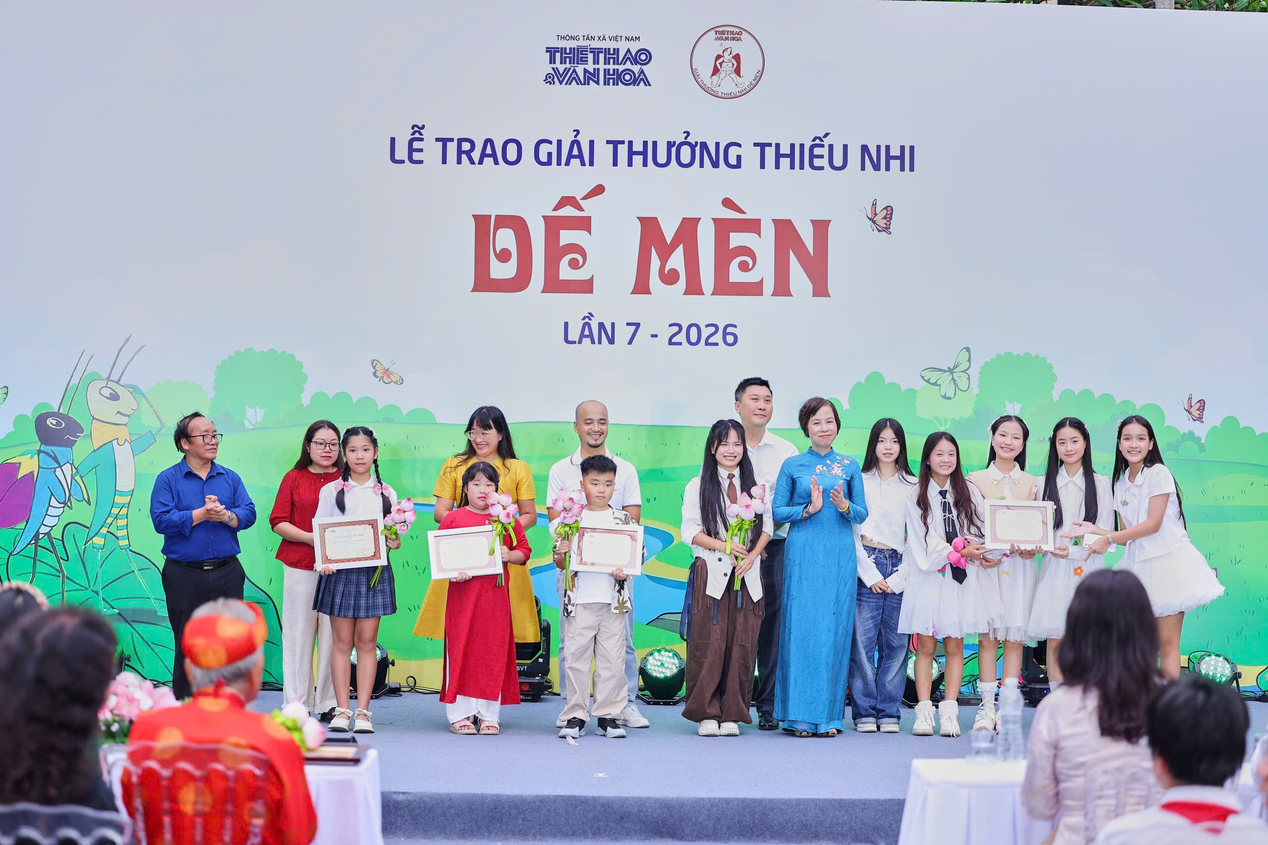 Cố họa sĩ, đạo diễn Ngô Mạnh Lân nhận giải ‘Thành tựu trọn đời - Hiệp sĩ Dế Mèn’ - Ảnh 7. Cố họa sĩ, đạo diễn Ngô Mạnh Lân nhận giải ‘Thành tựu trọn đời - Hiệp sĩ Dế Mèn’ - Ảnh 7.