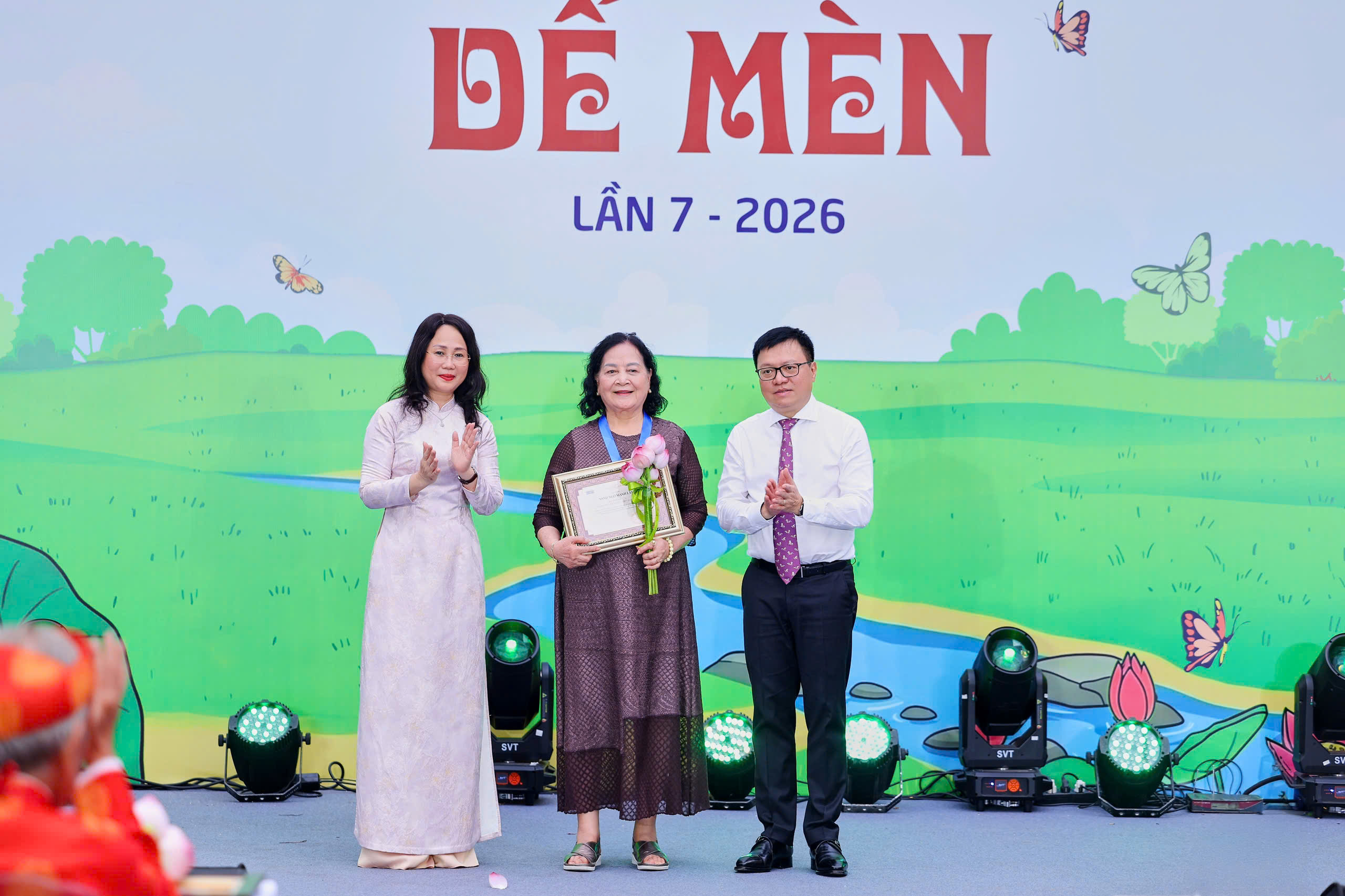Cố họa sĩ, đạo diễn Ngô Mạnh Lân nhận giải ‘Thành tựu trọn đời - Hiệp sĩ Dế Mèn’ - Ảnh 1. Cố họa sĩ, đạo diễn Ngô Mạnh Lân nhận giải ‘Thành tựu trọn đời - Hiệp sĩ Dế Mèn’ - Ảnh 1.