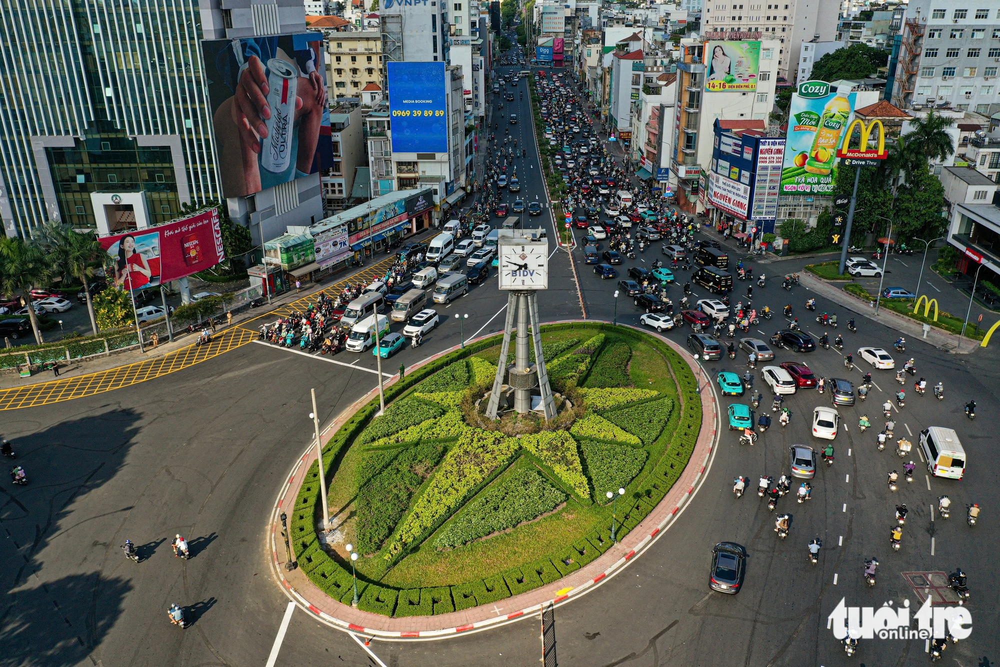 Ngày đầu xe đi theo đèn tín hiệu ở vòng xoay Điện Biên Phủ: Giao thông ổn định - Ảnh 1.