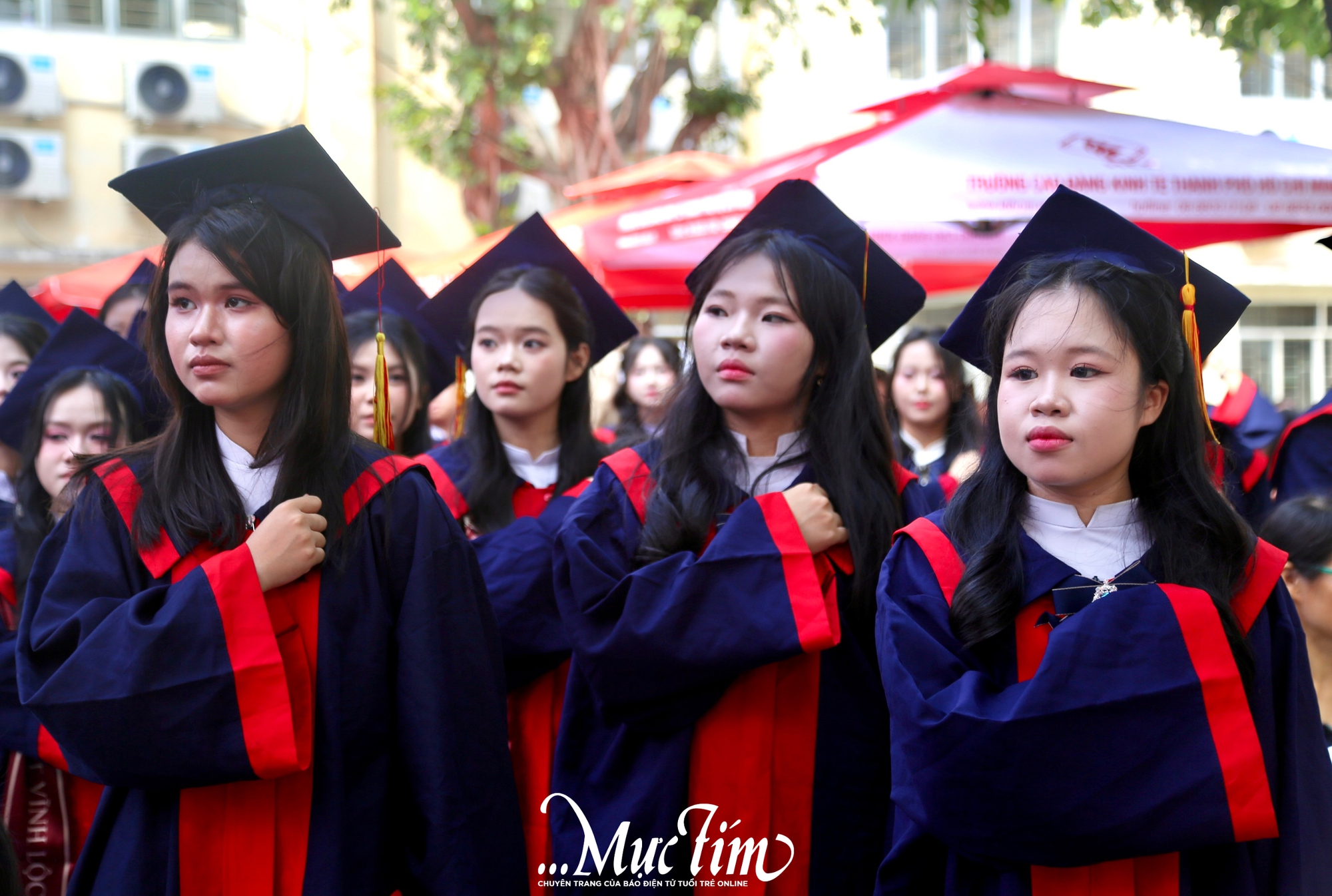 Học trò Trường THPT Vĩnh Lộc nghẹn ngào cảm ơn cha mẹ, thầy cô trong lễ tri ân- Ảnh 1. Học trò Trường THPT Vĩnh Lộc nghẹn ngào cảm ơn cha mẹ, thầy cô trong lễ tri ân- Ảnh 1.