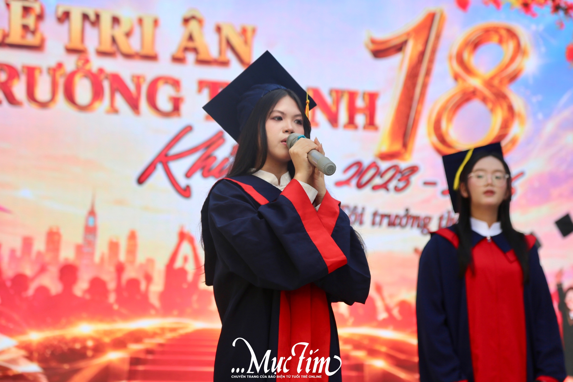 Học trò Trường THPT Vĩnh Lộc nghẹn ngào cảm ơn cha mẹ, thầy cô trong lễ tri ân- Ảnh 2. Học trò Trường THPT Vĩnh Lộc nghẹn ngào cảm ơn cha mẹ, thầy cô trong lễ tri ân- Ảnh 2.