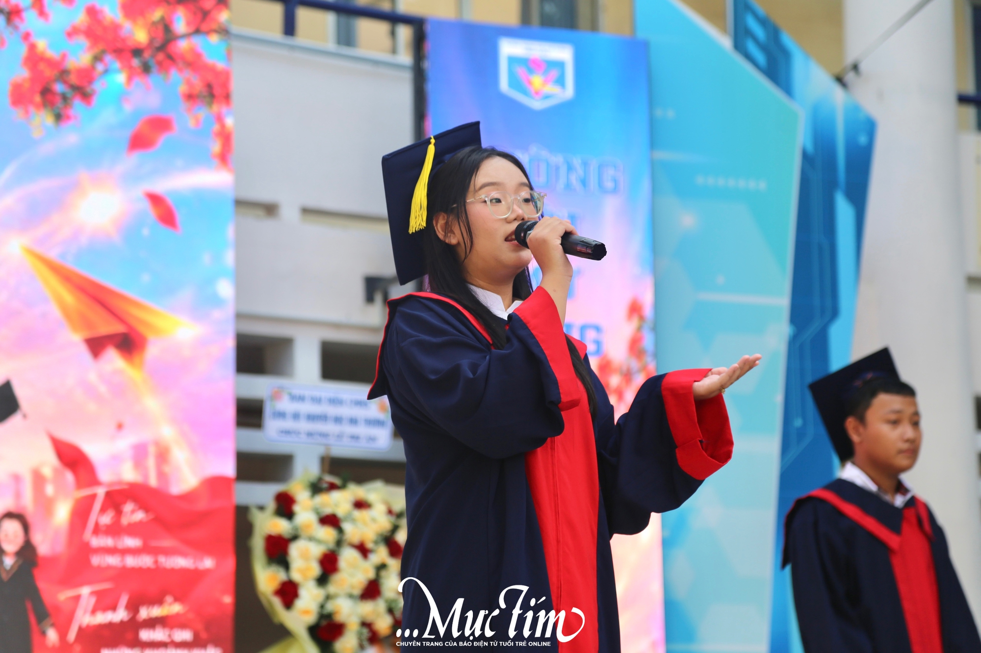 Học trò Trường THPT Vĩnh Lộc nghẹn ngào cảm ơn cha mẹ, thầy cô trong lễ tri ân- Ảnh 3. Học trò Trường THPT Vĩnh Lộc nghẹn ngào cảm ơn cha mẹ, thầy cô trong lễ tri ân- Ảnh 3.