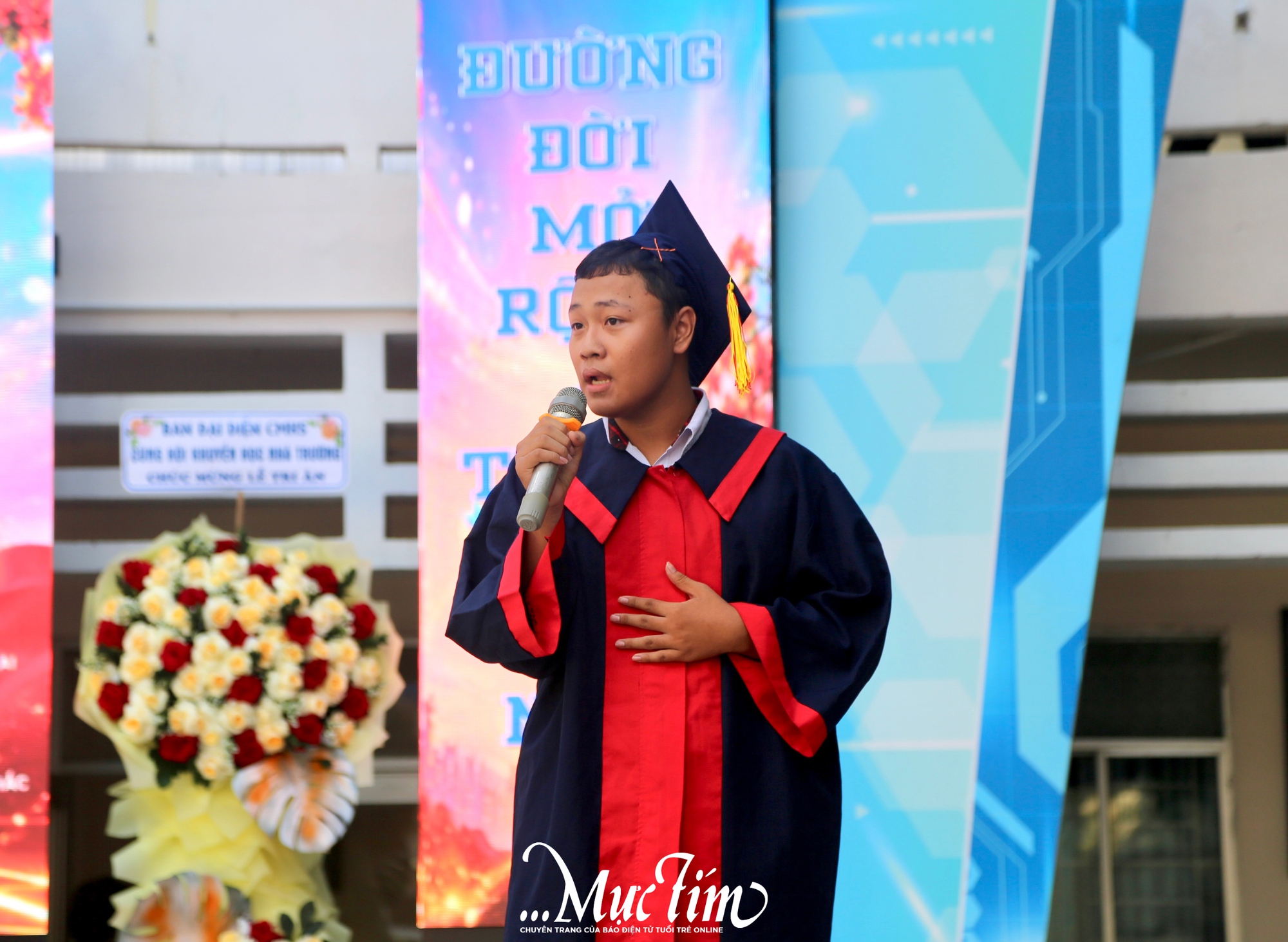 Học trò Trường THPT Vĩnh Lộc nghẹn ngào cảm ơn cha mẹ, thầy cô trong lễ tri ân- Ảnh 4. Học trò Trường THPT Vĩnh Lộc nghẹn ngào cảm ơn cha mẹ, thầy cô trong lễ tri ân- Ảnh 4.