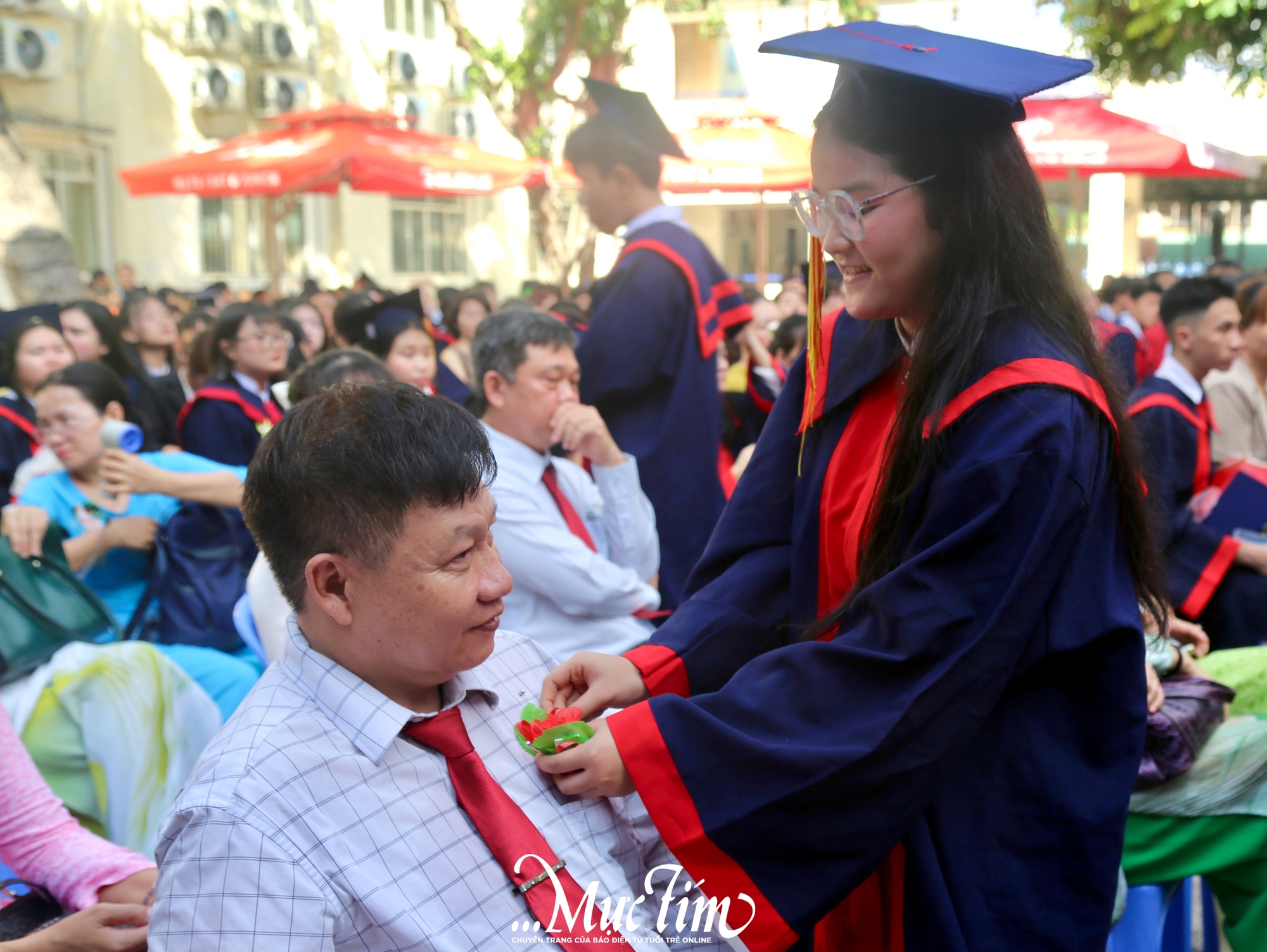 Học trò Trường THPT Vĩnh Lộc nghẹn ngào cảm ơn cha mẹ, thầy cô trong lễ tri ân- Ảnh 5. Học trò Trường THPT Vĩnh Lộc nghẹn ngào cảm ơn cha mẹ, thầy cô trong lễ tri ân- Ảnh 5.