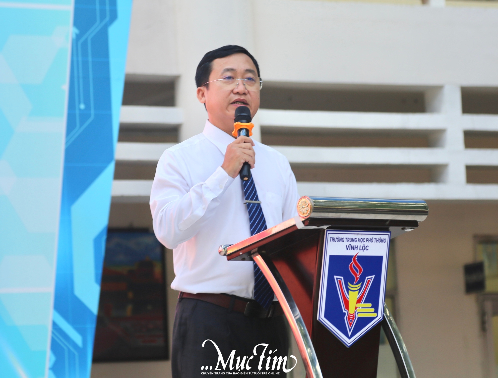 Học trò Trường THPT Vĩnh Lộc nghẹn ngào cảm ơn cha mẹ, thầy cô trong lễ tri ân- Ảnh 9. Học trò Trường THPT Vĩnh Lộc nghẹn ngào cảm ơn cha mẹ, thầy cô trong lễ tri ân- Ảnh 9.