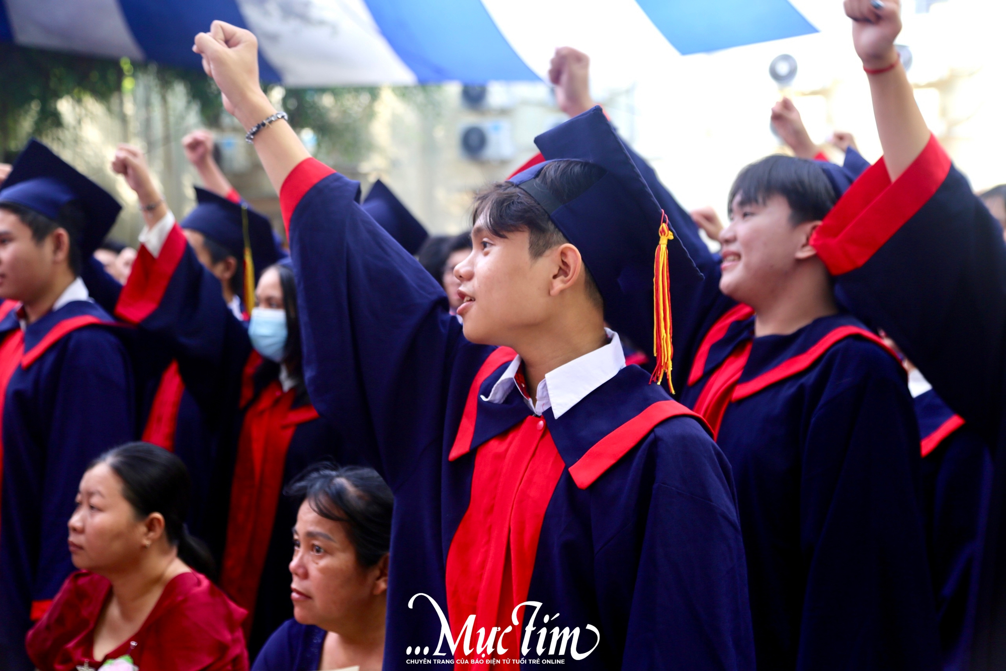 Học trò Trường THPT Vĩnh Lộc nghẹn ngào cảm ơn cha mẹ, thầy cô trong lễ tri ân- Ảnh 10. Học trò Trường THPT Vĩnh Lộc nghẹn ngào cảm ơn cha mẹ, thầy cô trong lễ tri ân- Ảnh 10.