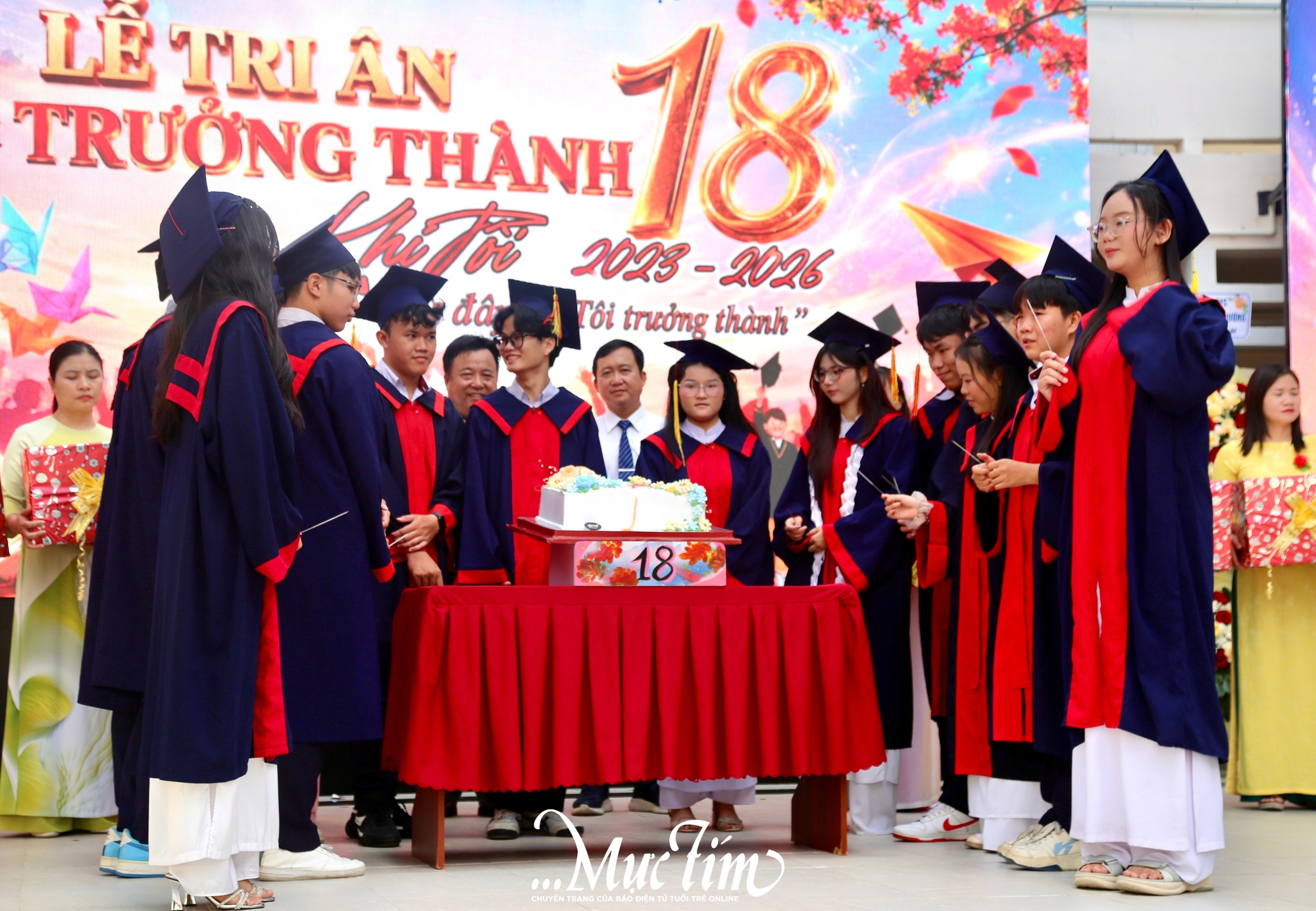 Học trò Trường THPT Vĩnh Lộc nghẹn ngào cảm ơn cha mẹ, thầy cô trong lễ tri ân- Ảnh 11. Học trò Trường THPT Vĩnh Lộc nghẹn ngào cảm ơn cha mẹ, thầy cô trong lễ tri ân- Ảnh 11.