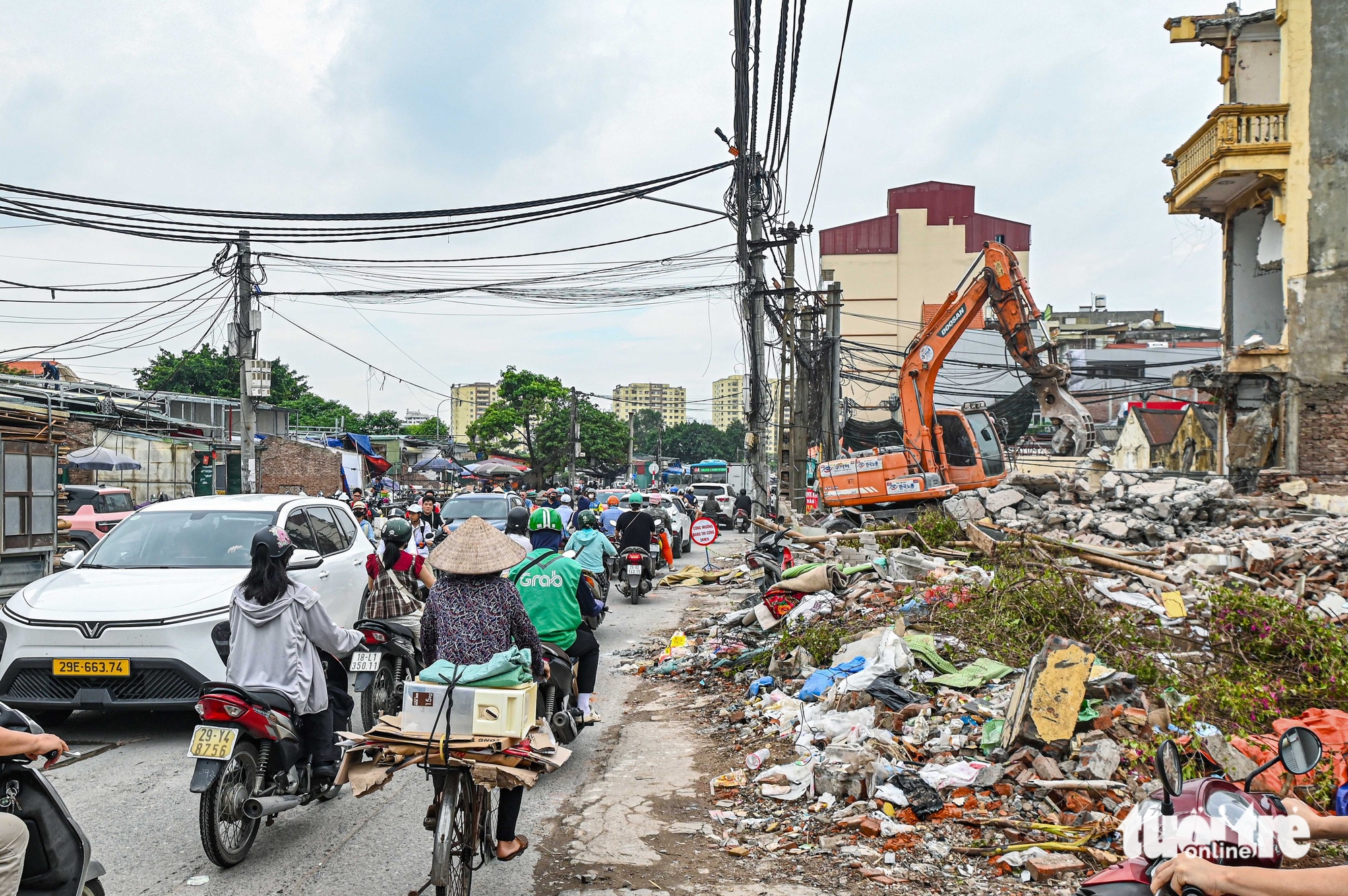 Người dân hối hả di dời, bàn giao mặt bằng làm đường vành đai khẩn cấp ở Hà Nội - Ảnh 7.