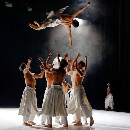 Hervé Koubi’s acclaimed dance work ‘What the Day Owes to the Night’ to tour Vietnam next month - Ảnh 1. Hervé Koubi’s acclaimed dance work ‘What the Day Owes to the Night’ to tour Vietnam next month - Ảnh 1.