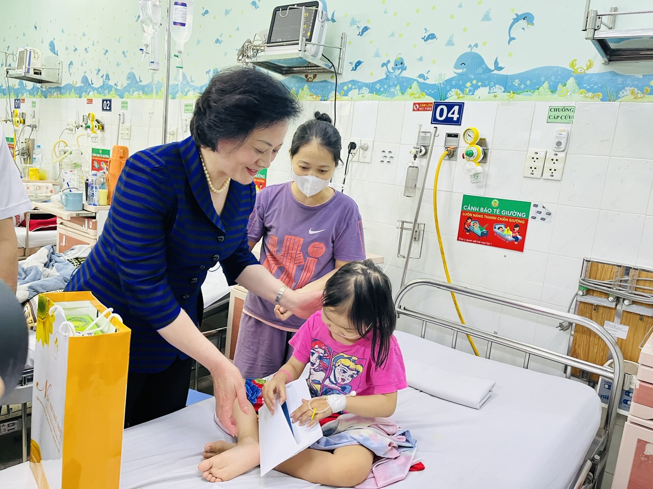 Phó thủ tướng Phạm Thị Thanh Trà: Tôi trào dâng cảm xúc khi gặp các bệnh nhi ung thư - Ảnh 1.